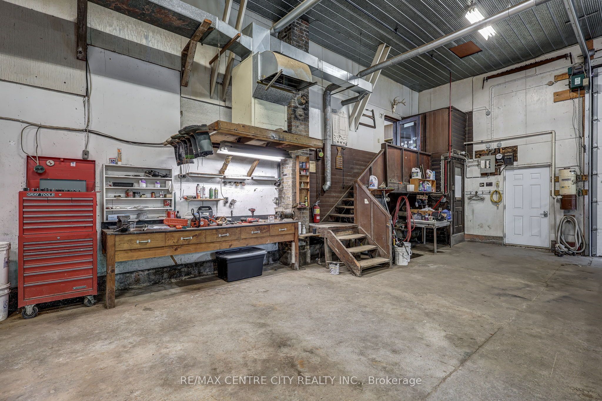 264 John Street S Property Photo 40