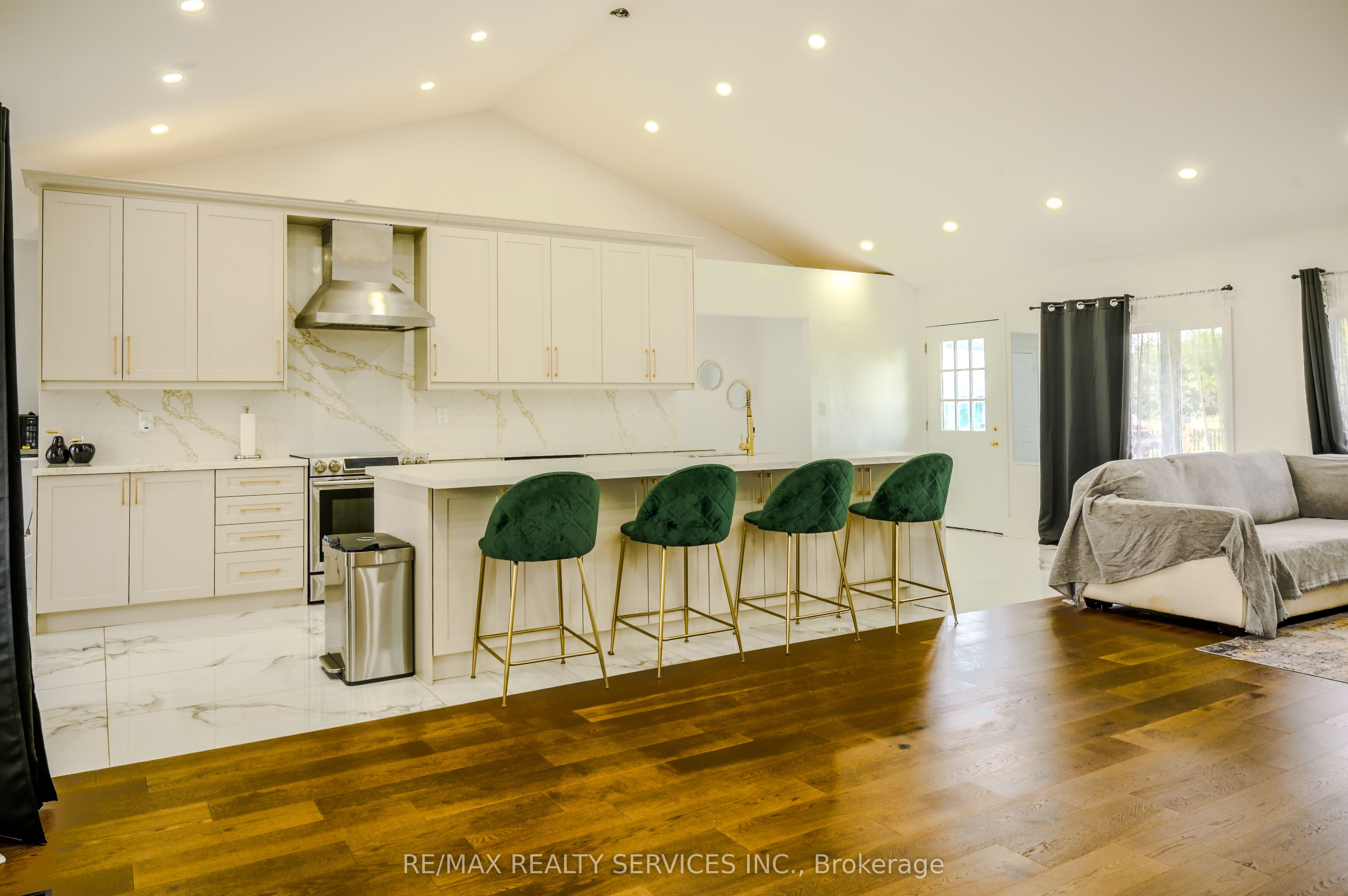 107 6th Line Property Photo 33