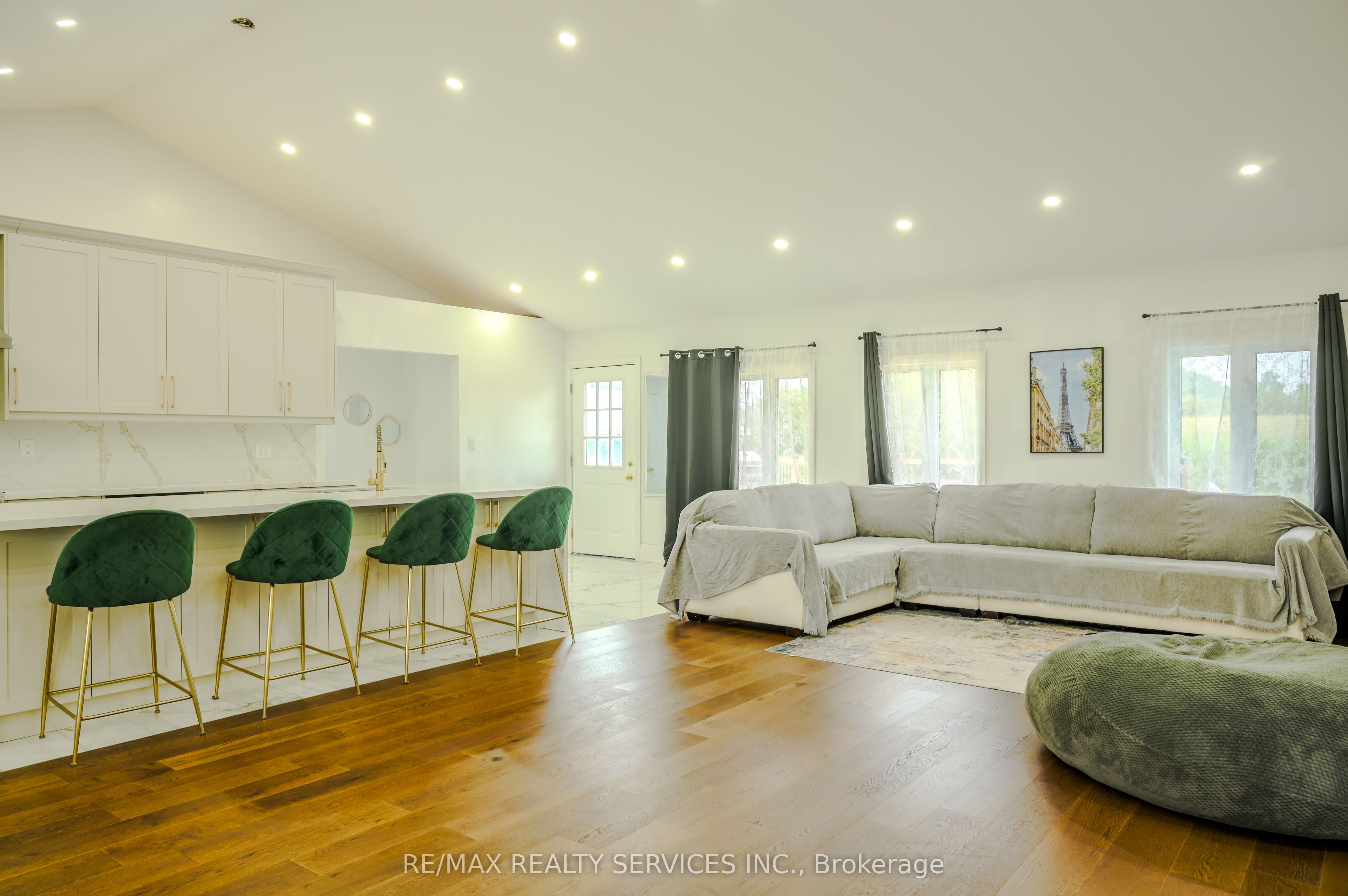 107 6th Line Property Photo 37