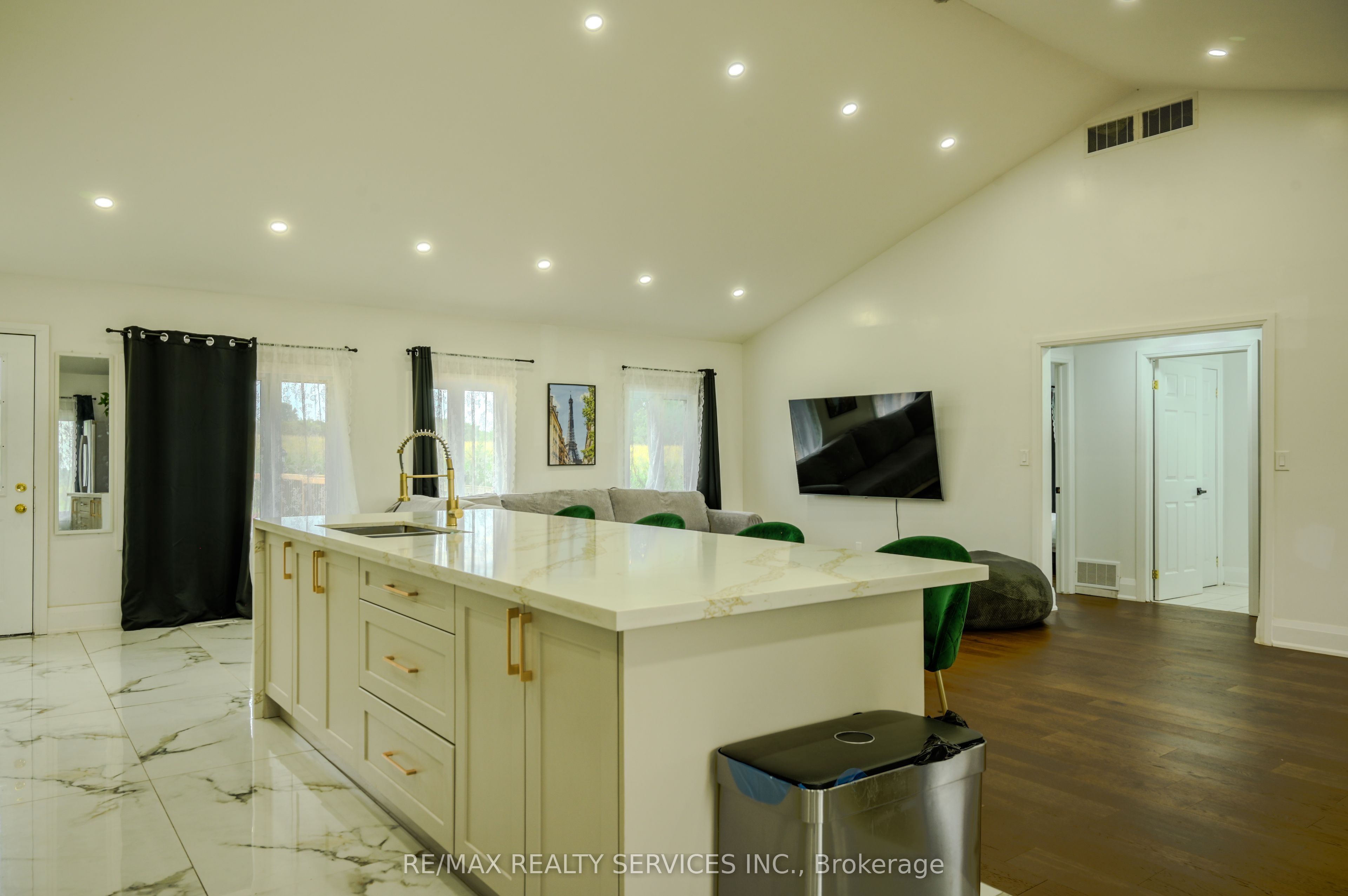 107 6th Line Property Photo 39