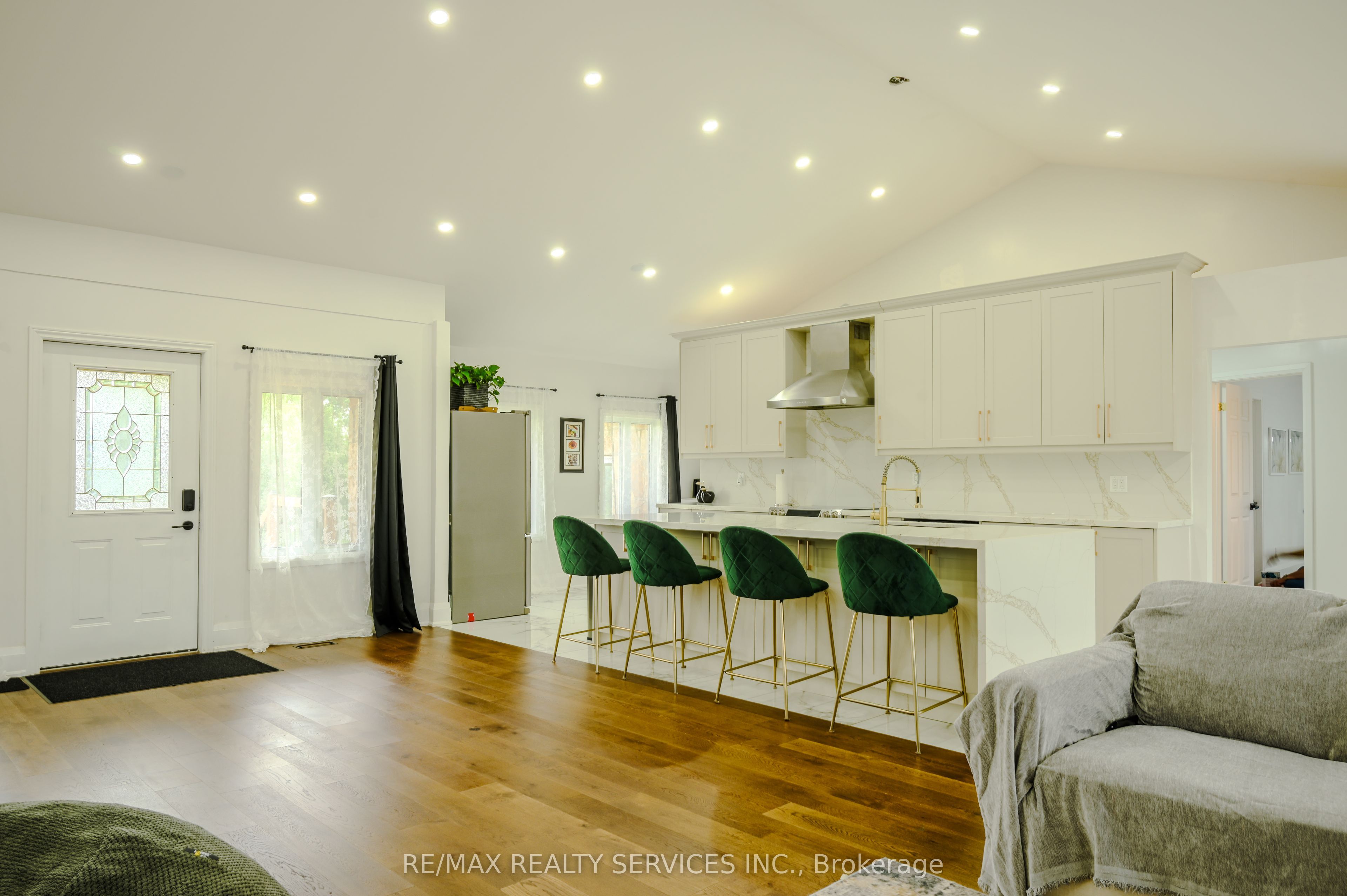107 6th Line Property Photo 40
