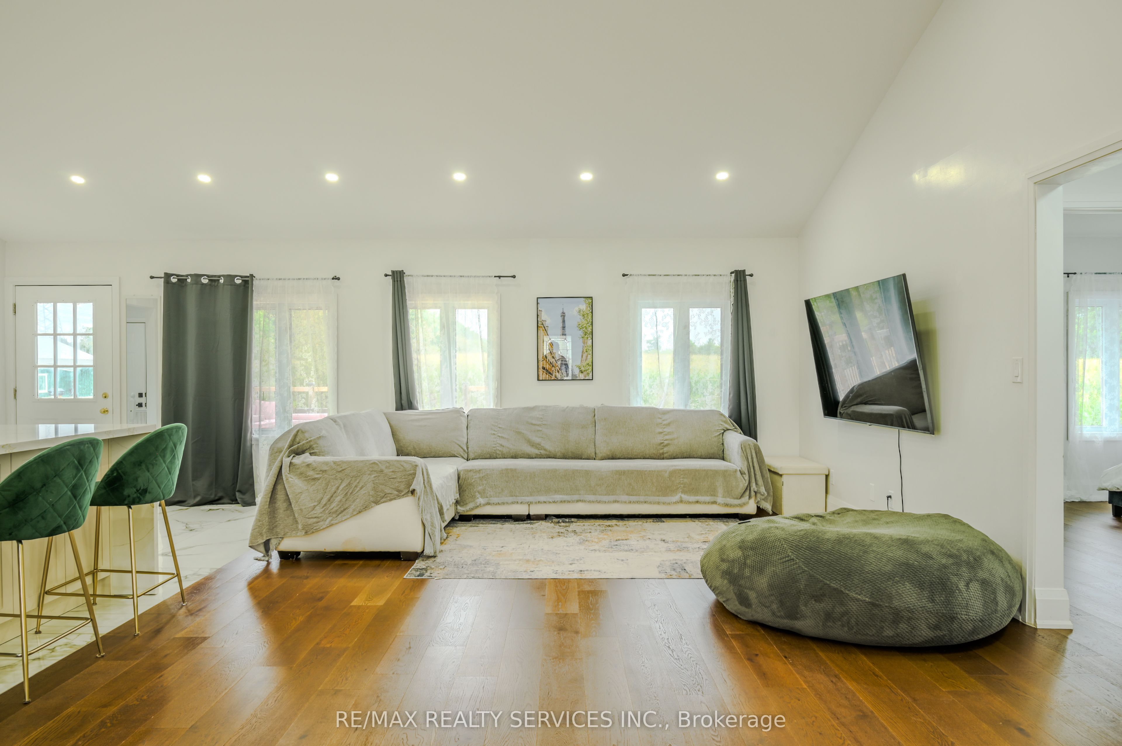 107 6th Line Property Photo 42