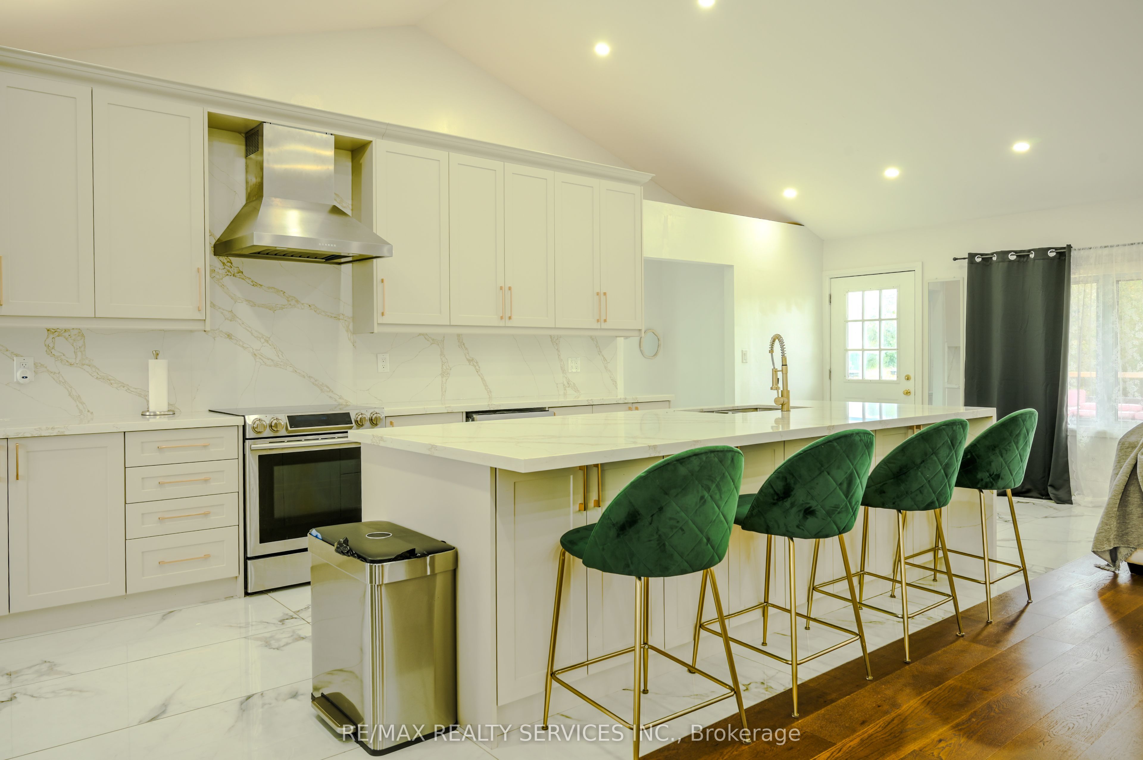 107 6th Line Property Photo 43