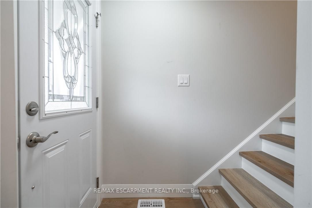 88 Ivon Avenue Property Photo 4