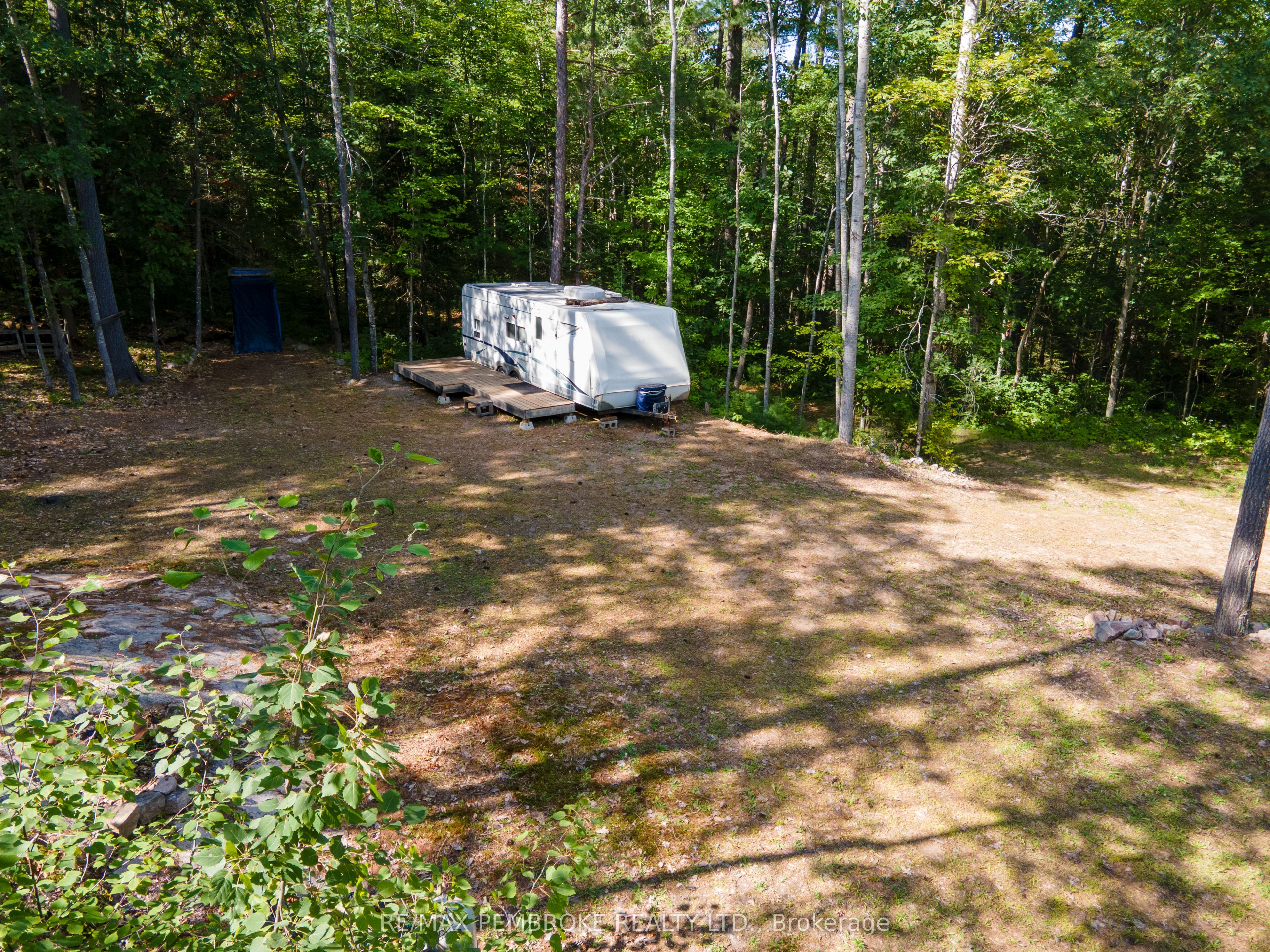 5032 Round Lake Road Property Photo 6