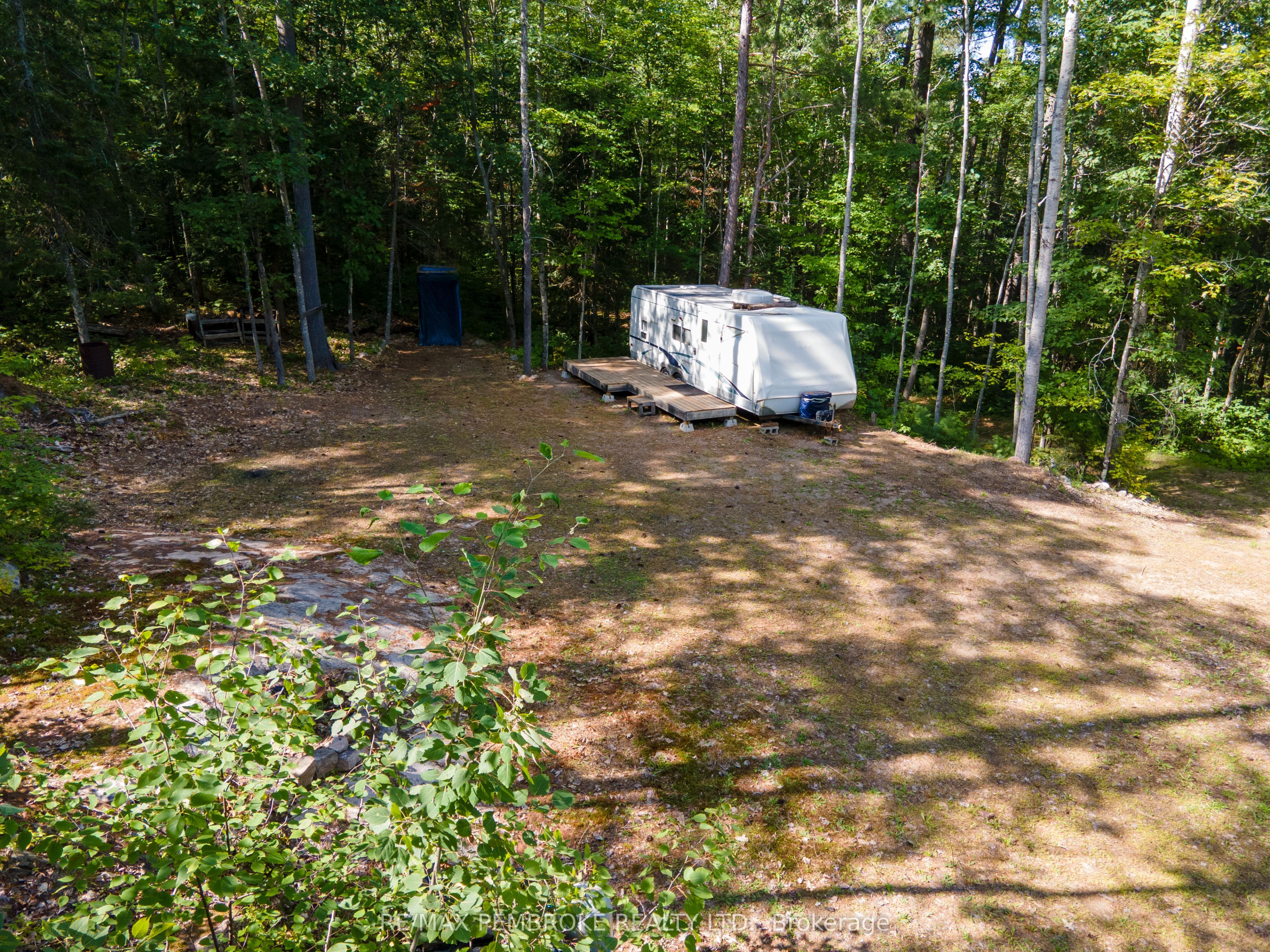 5032 Round Lake Road Property Photo 7