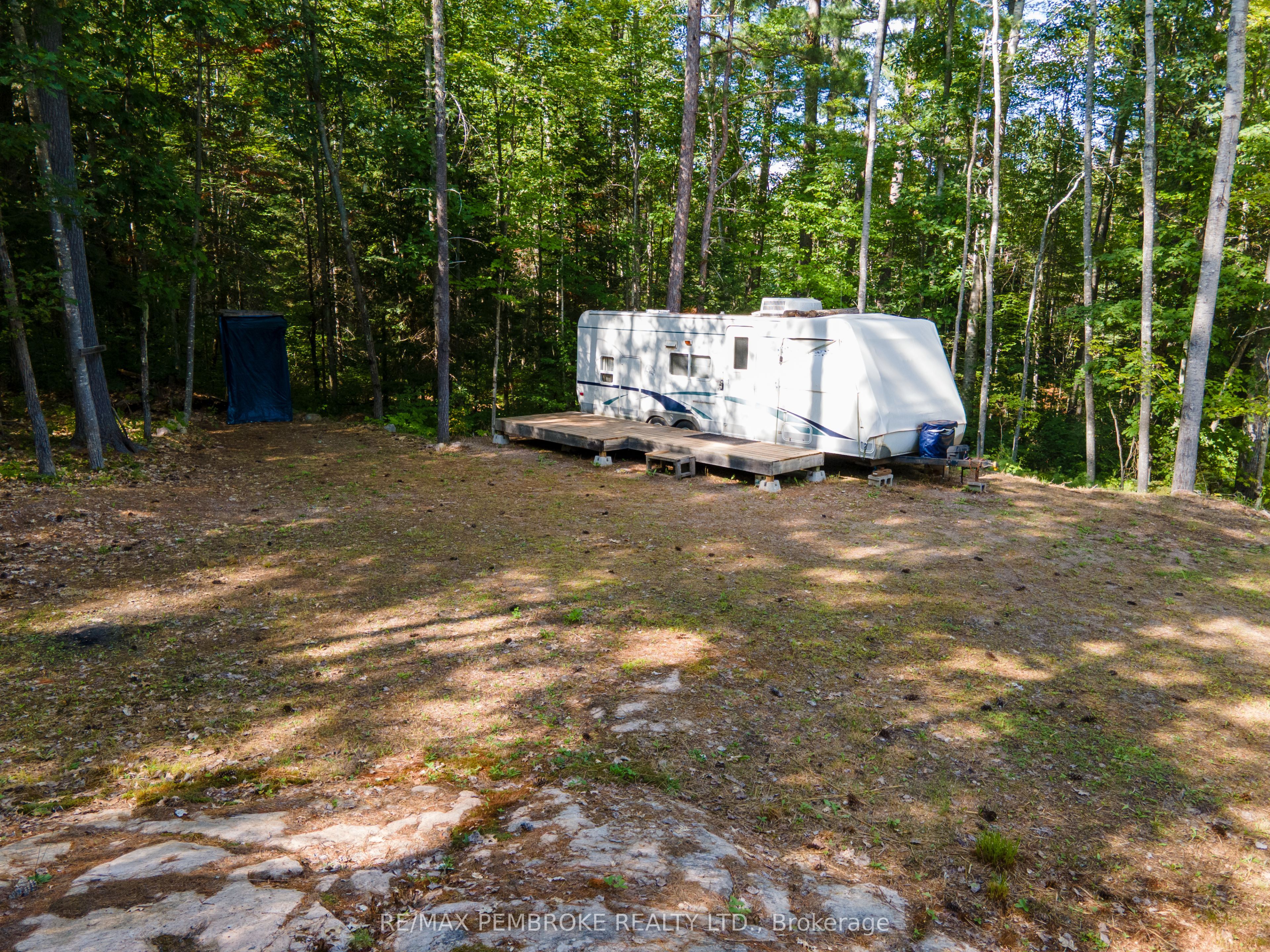 5032 Round Lake Road Property Photo 8