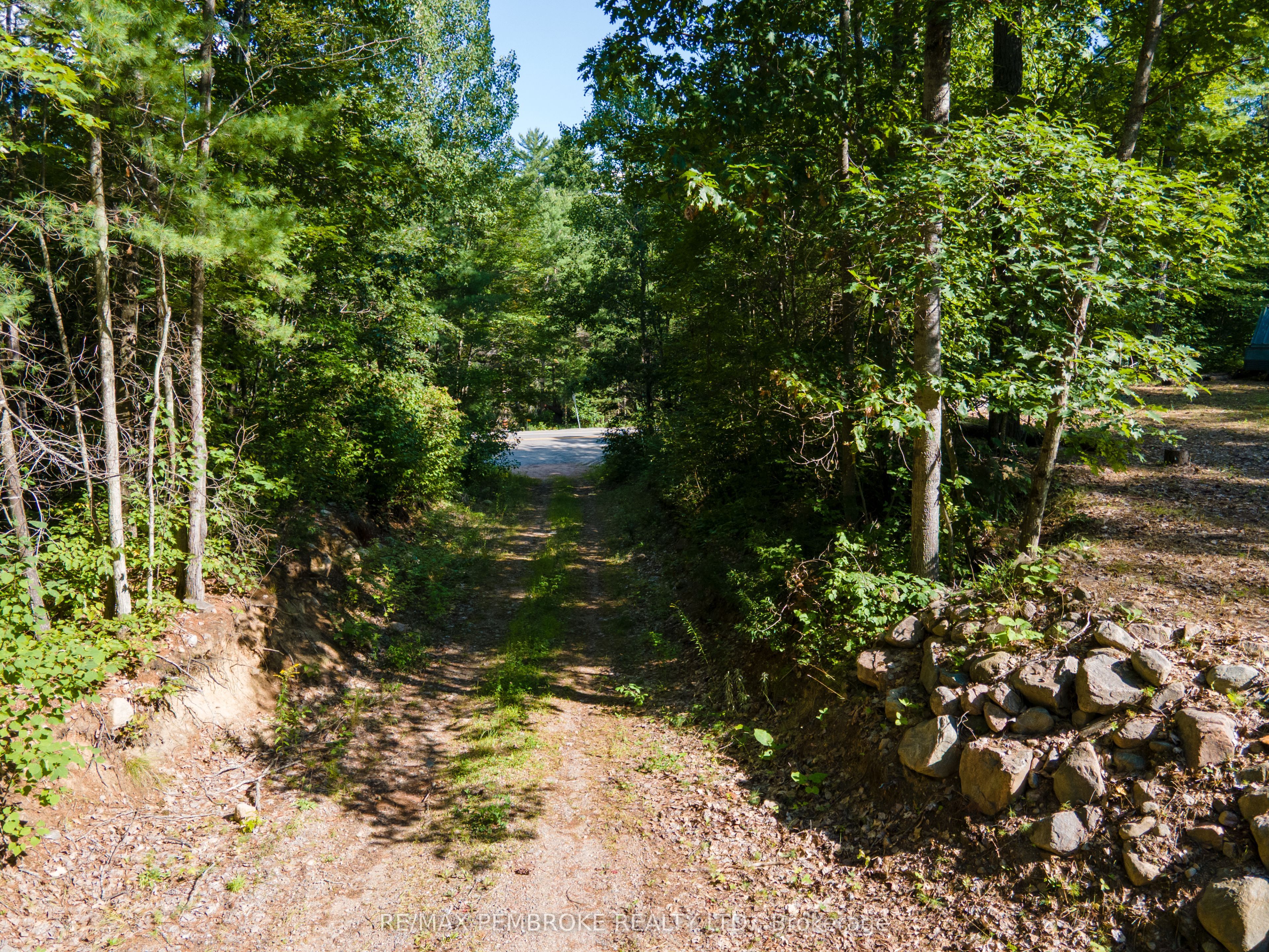 5032 Round Lake Road Property Photo 10
