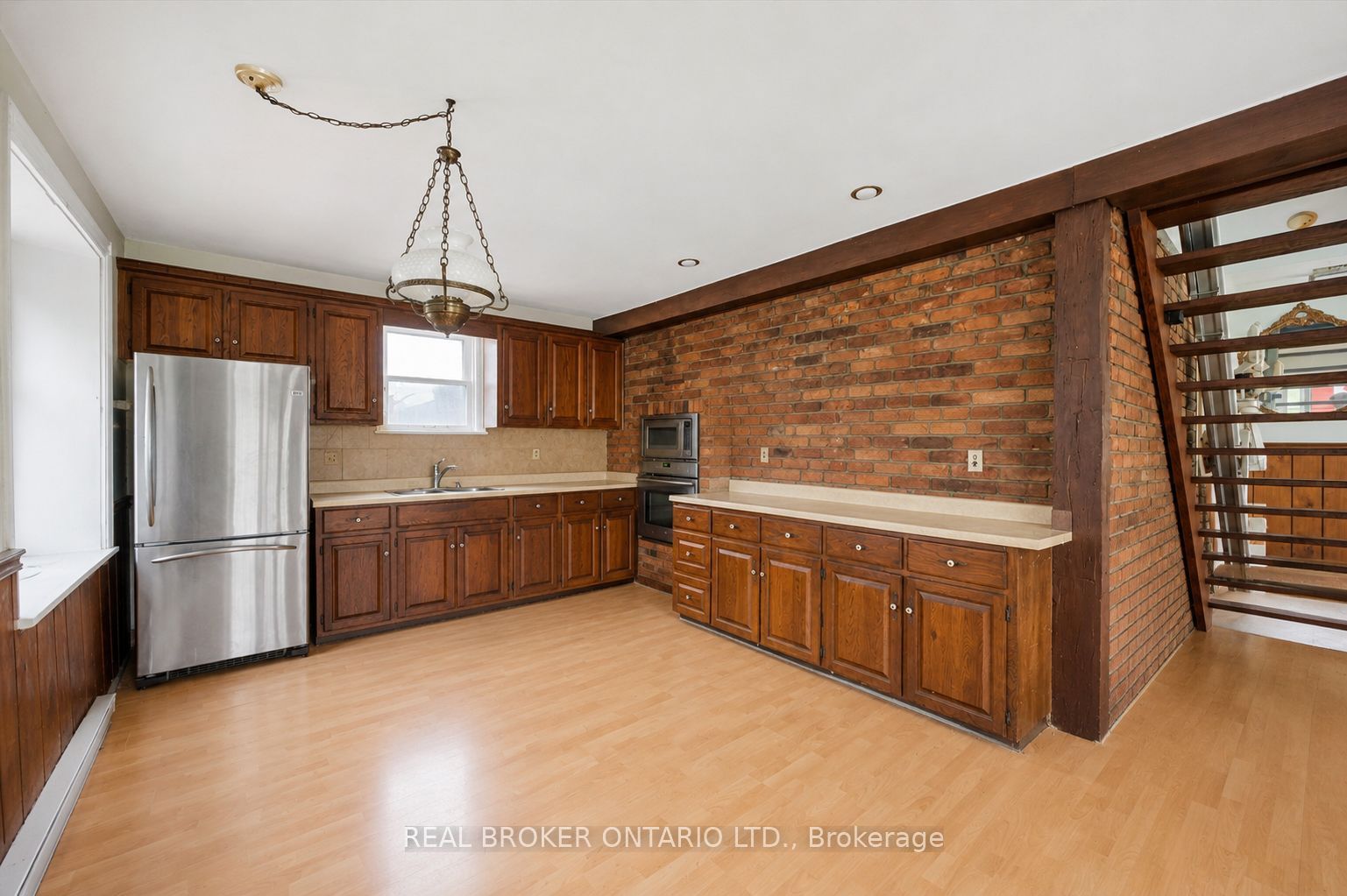 36 Elgin Street E Property Photo 4