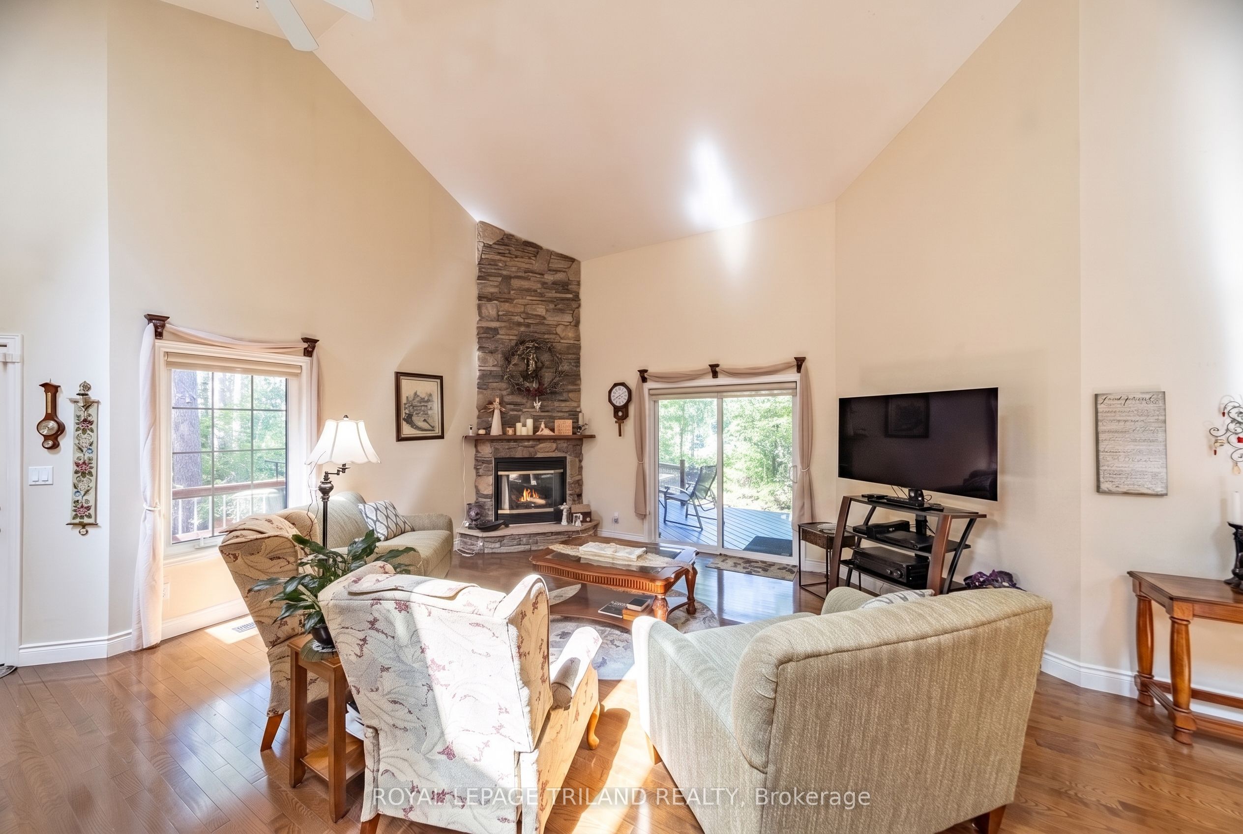 9958 Riverview Road Property Photo 4