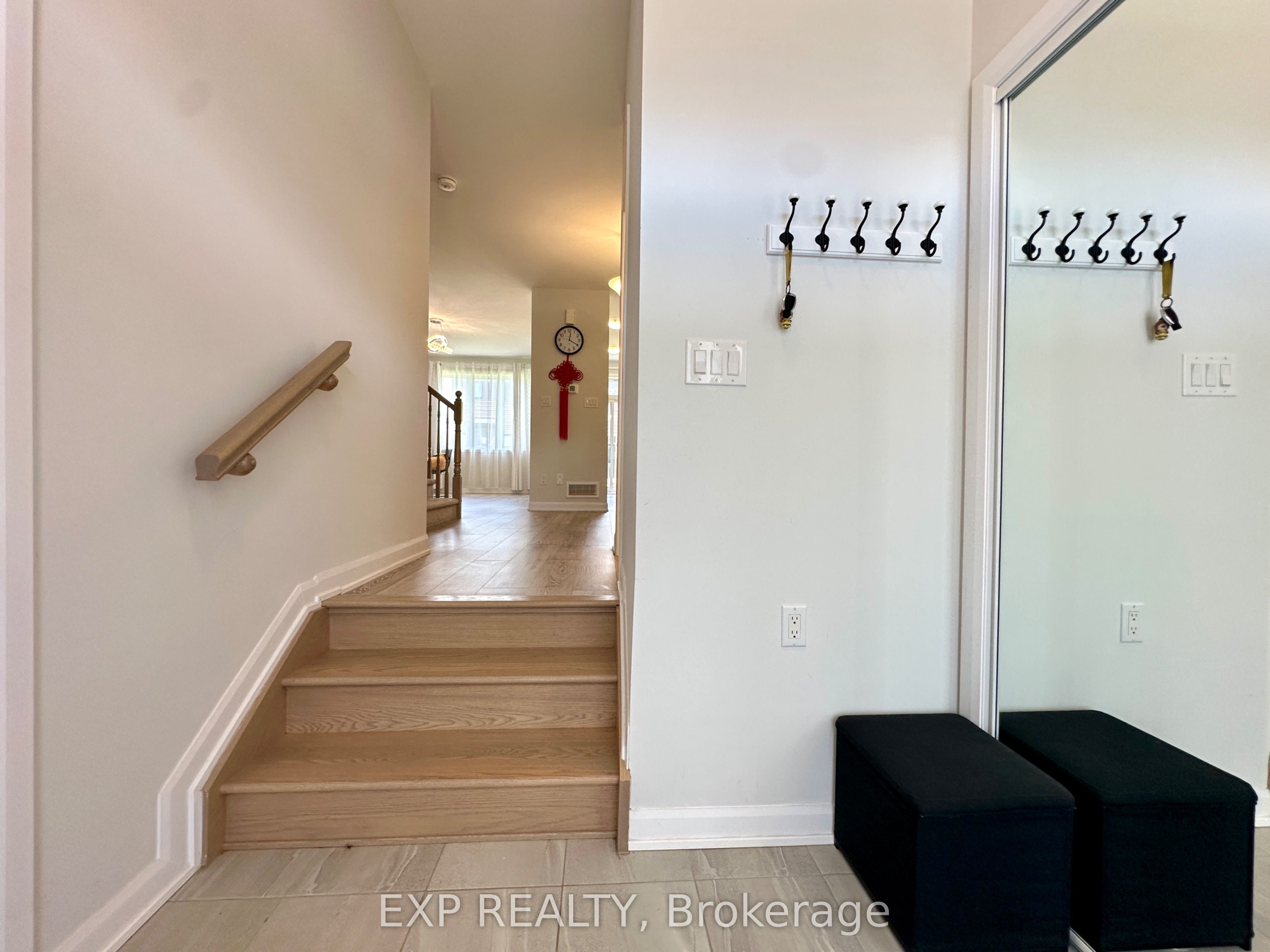 725 Cashmere Terrace Property Photo 3