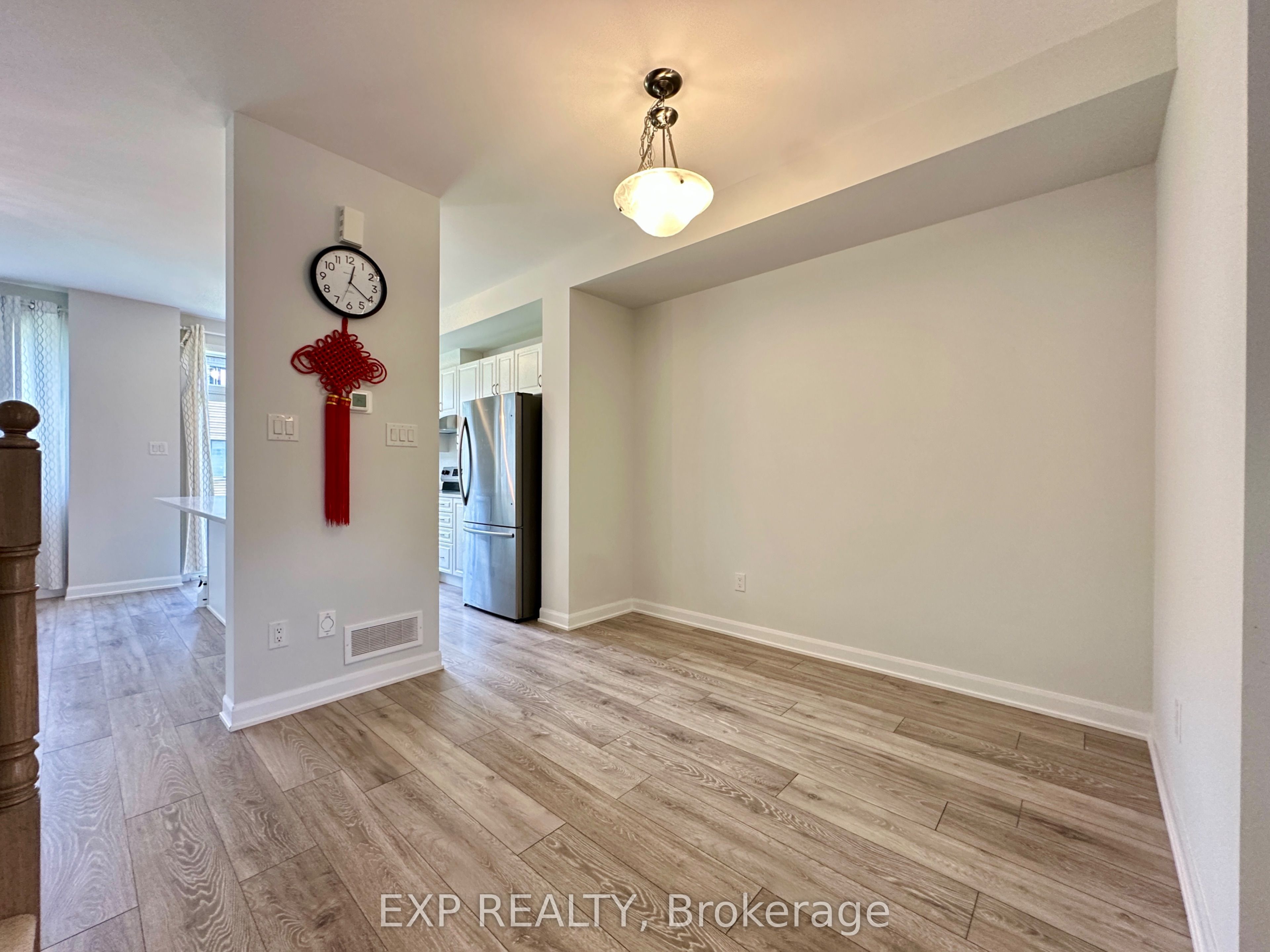 725 Cashmere Terrace Property Photo 4