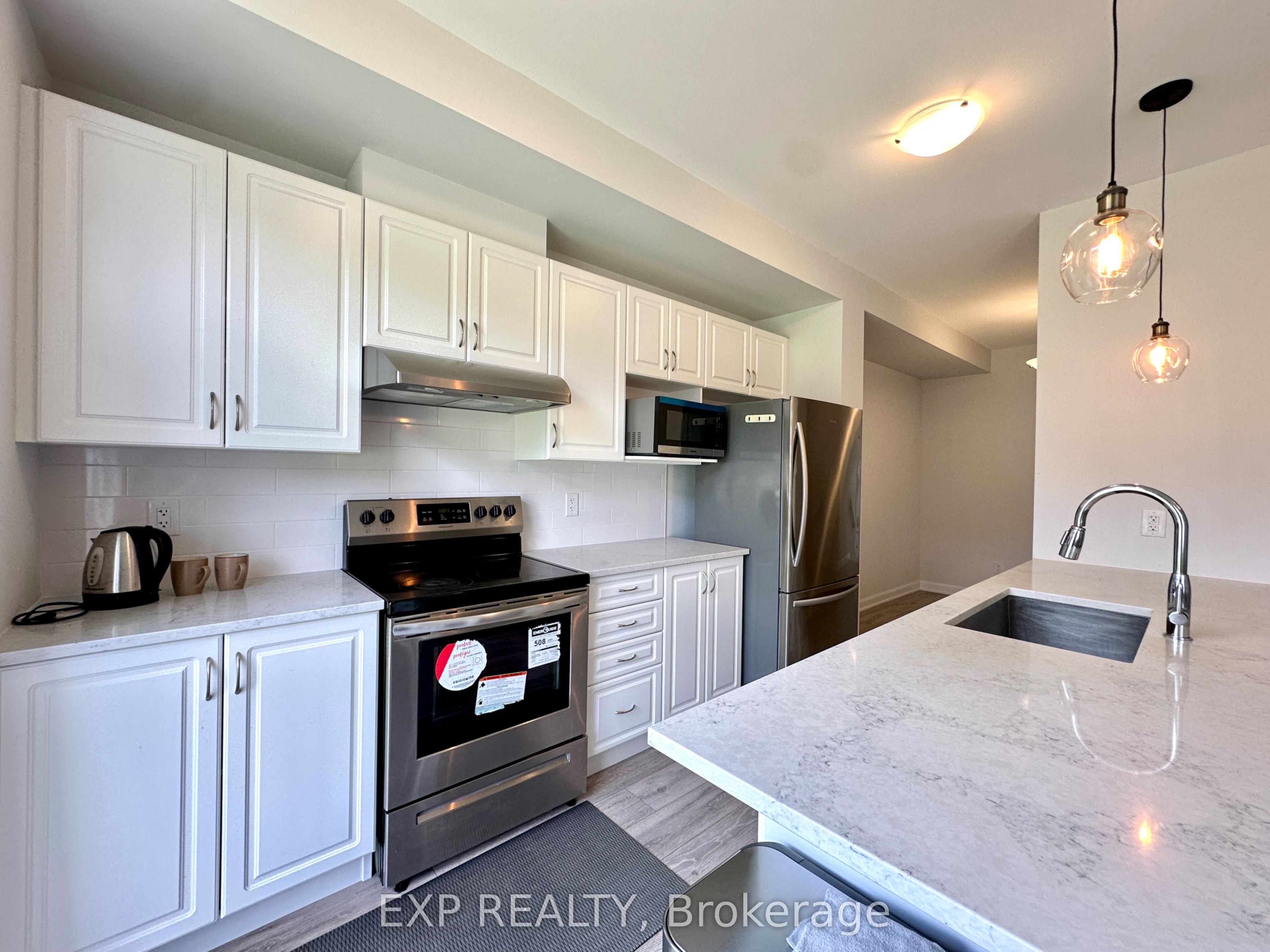 725 Cashmere Terrace Property Photo 6