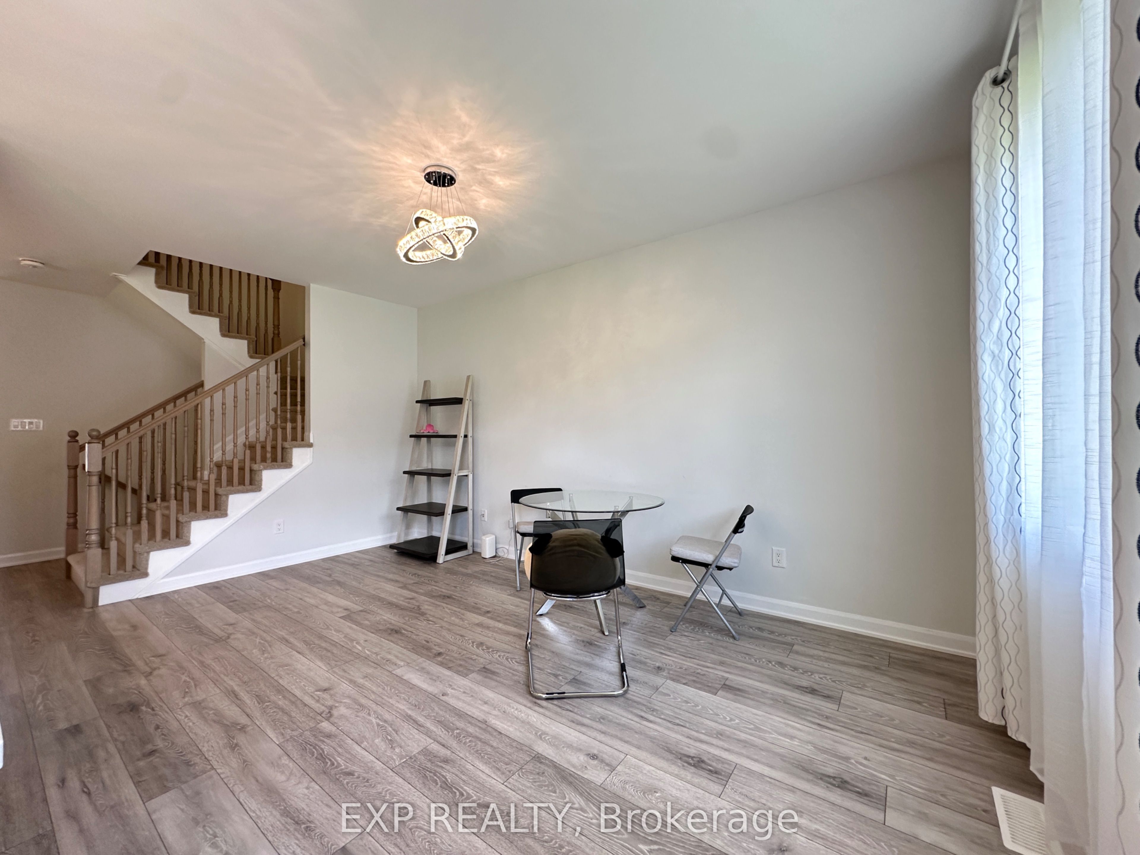 725 Cashmere Terrace Property Photo 7