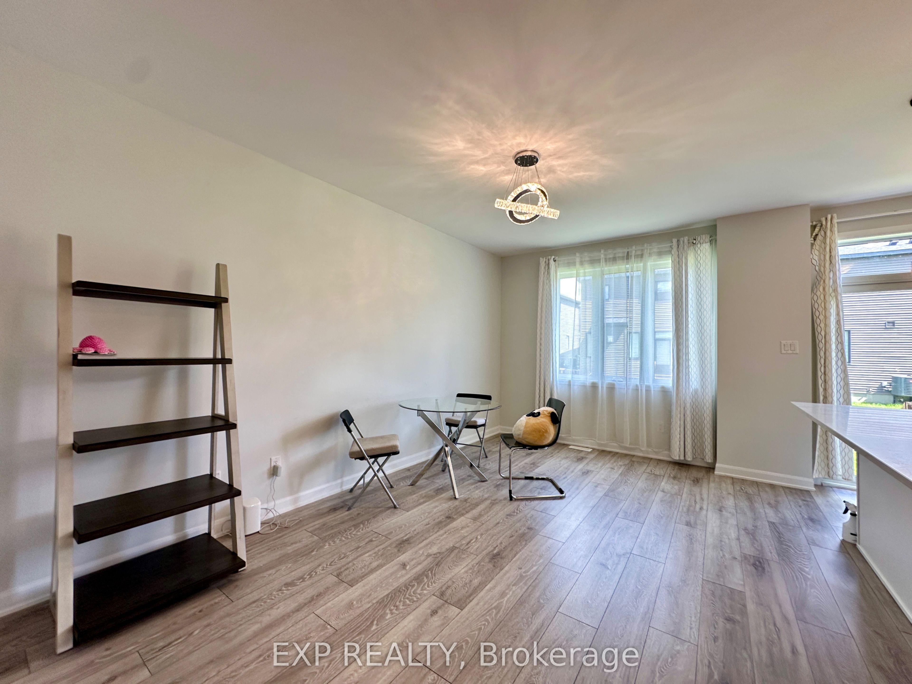 725 Cashmere Terrace Property Photo 8