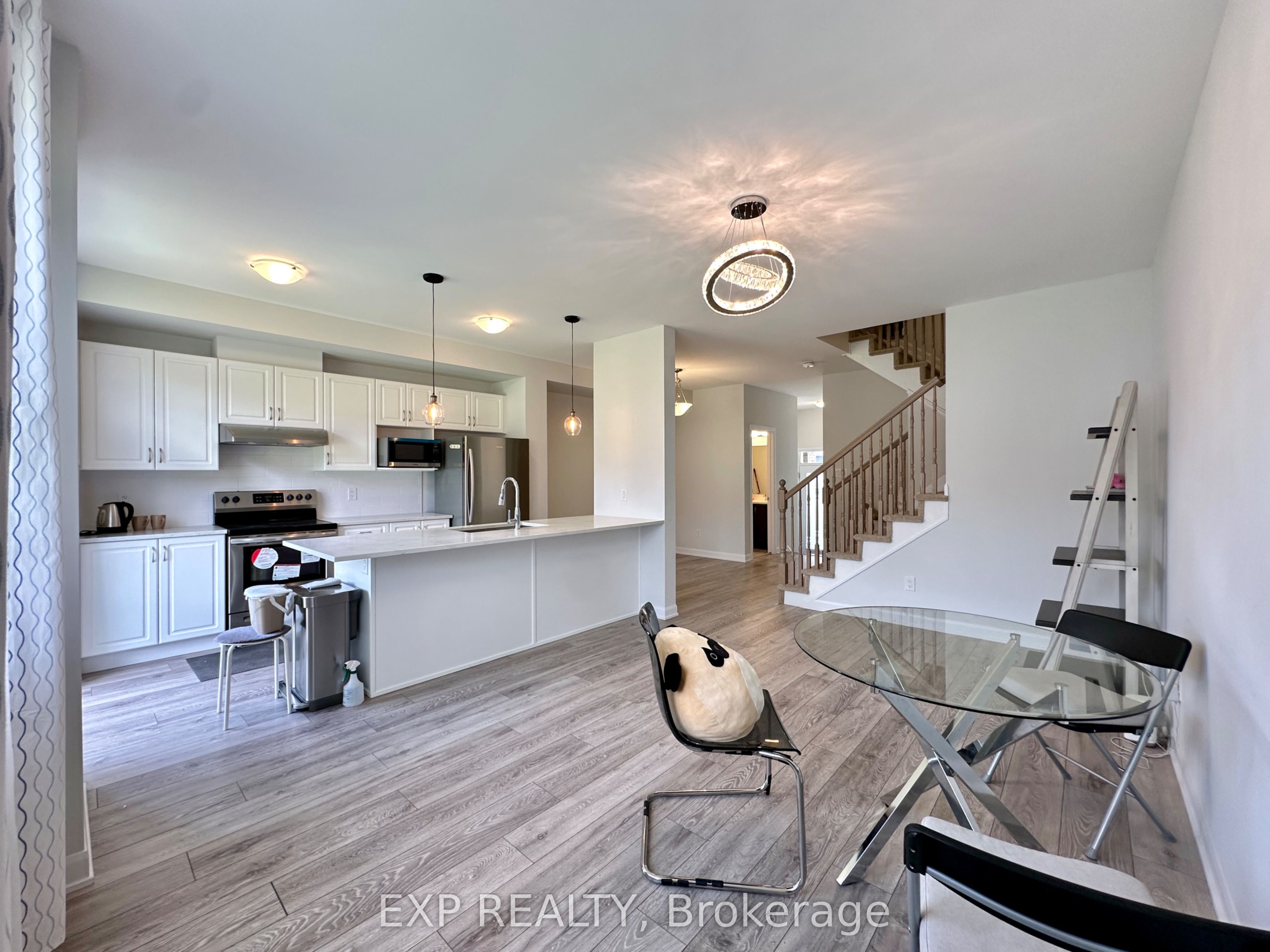 725 Cashmere Terrace Property Photo 10