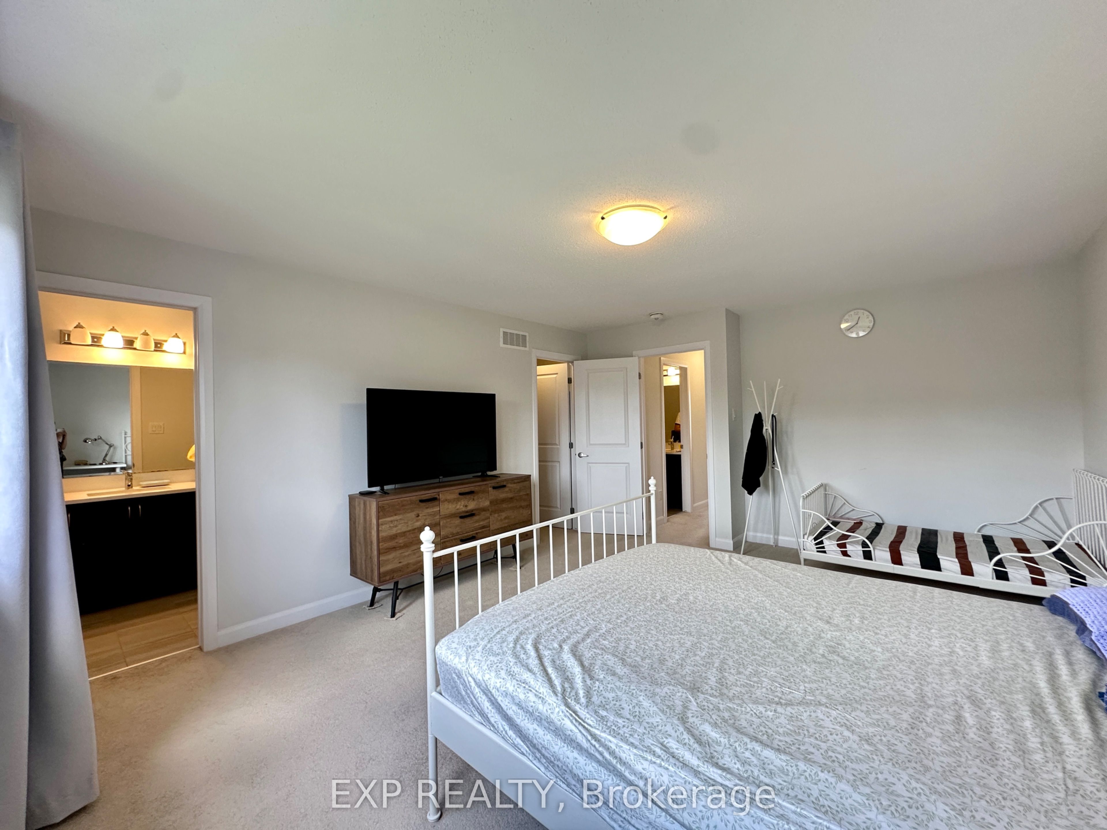 725 Cashmere Terrace Property Photo 15