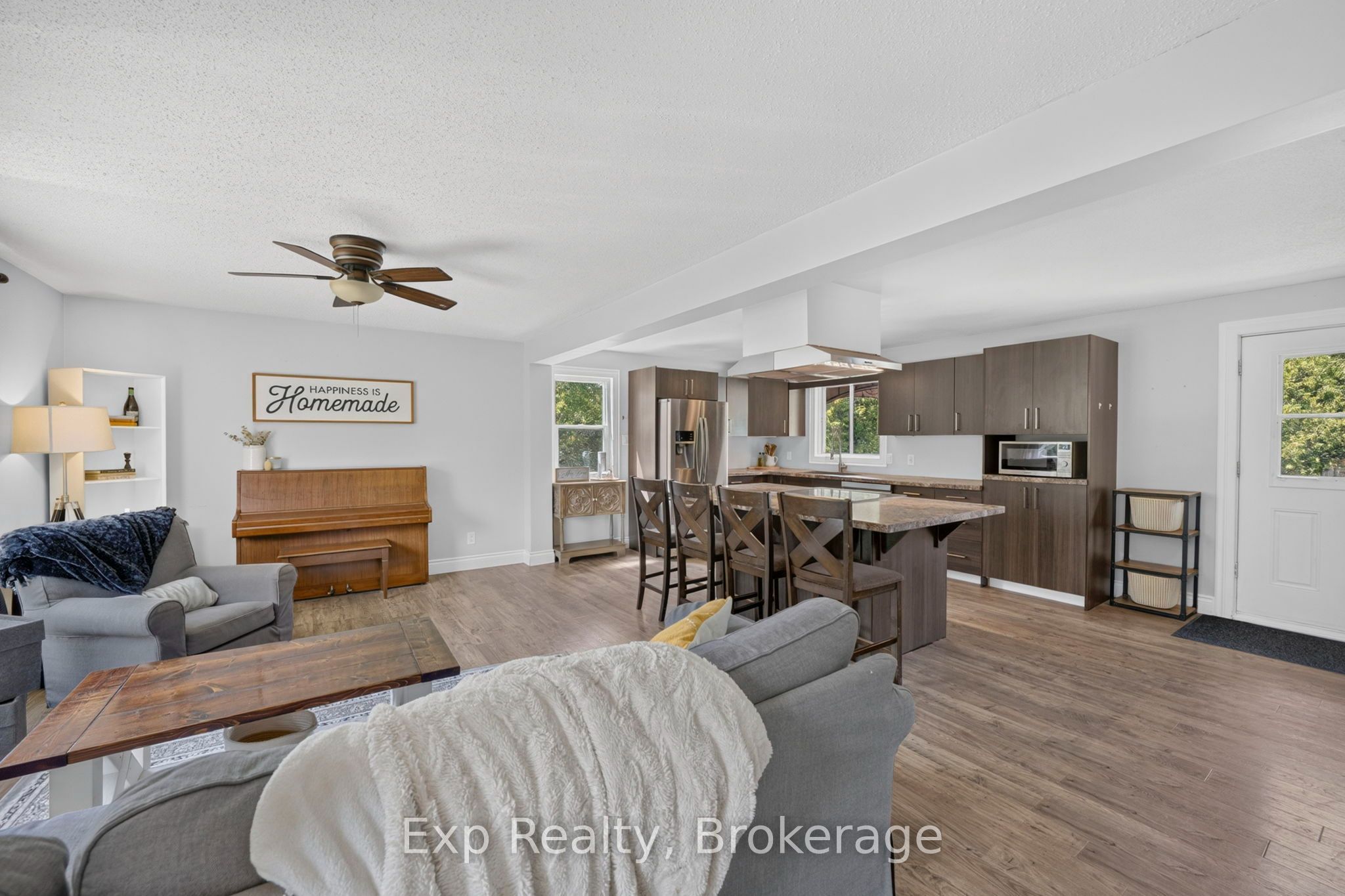 1901 Hollowview Road Property Photo 3