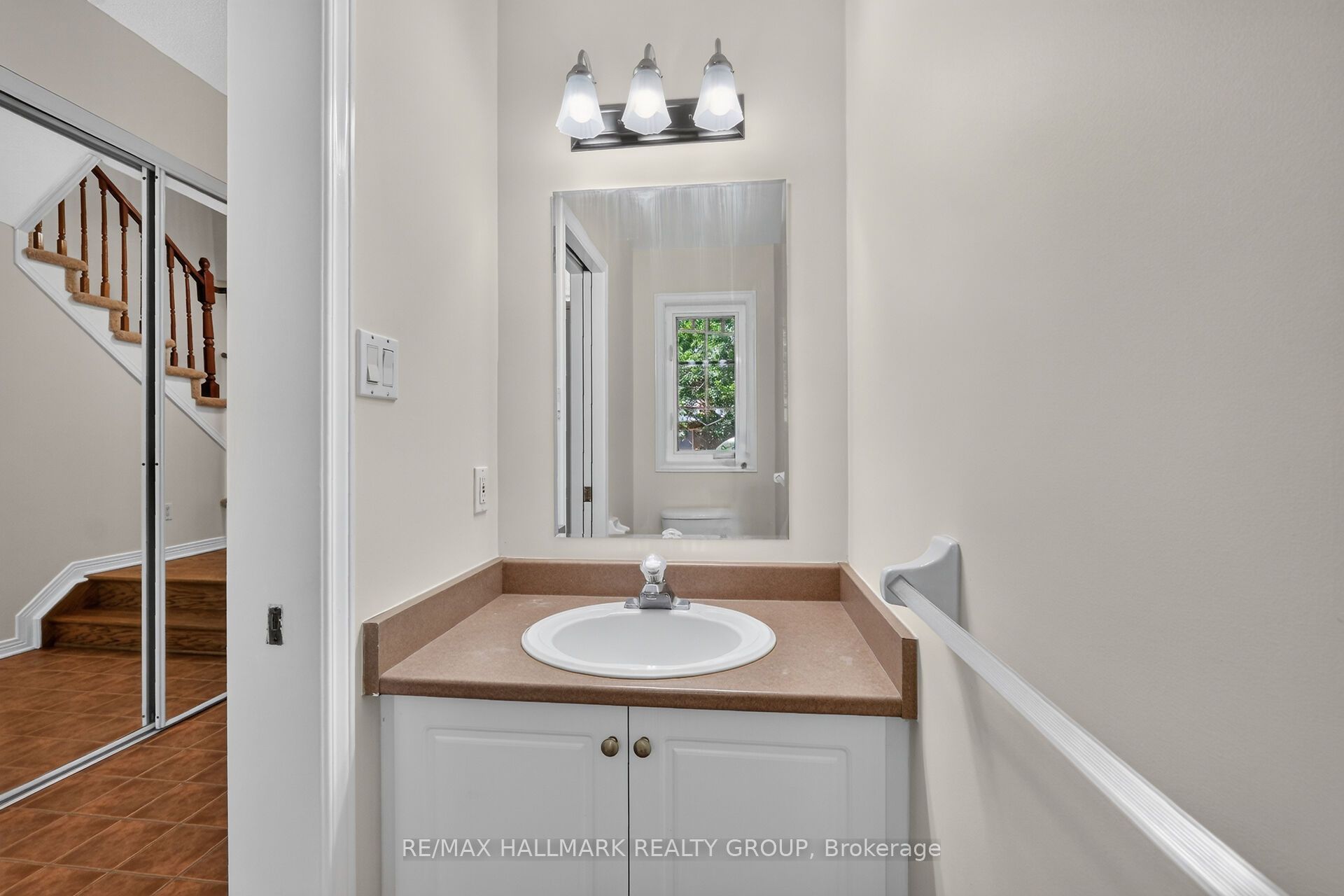 24 Gray Crescent Property Photo 6