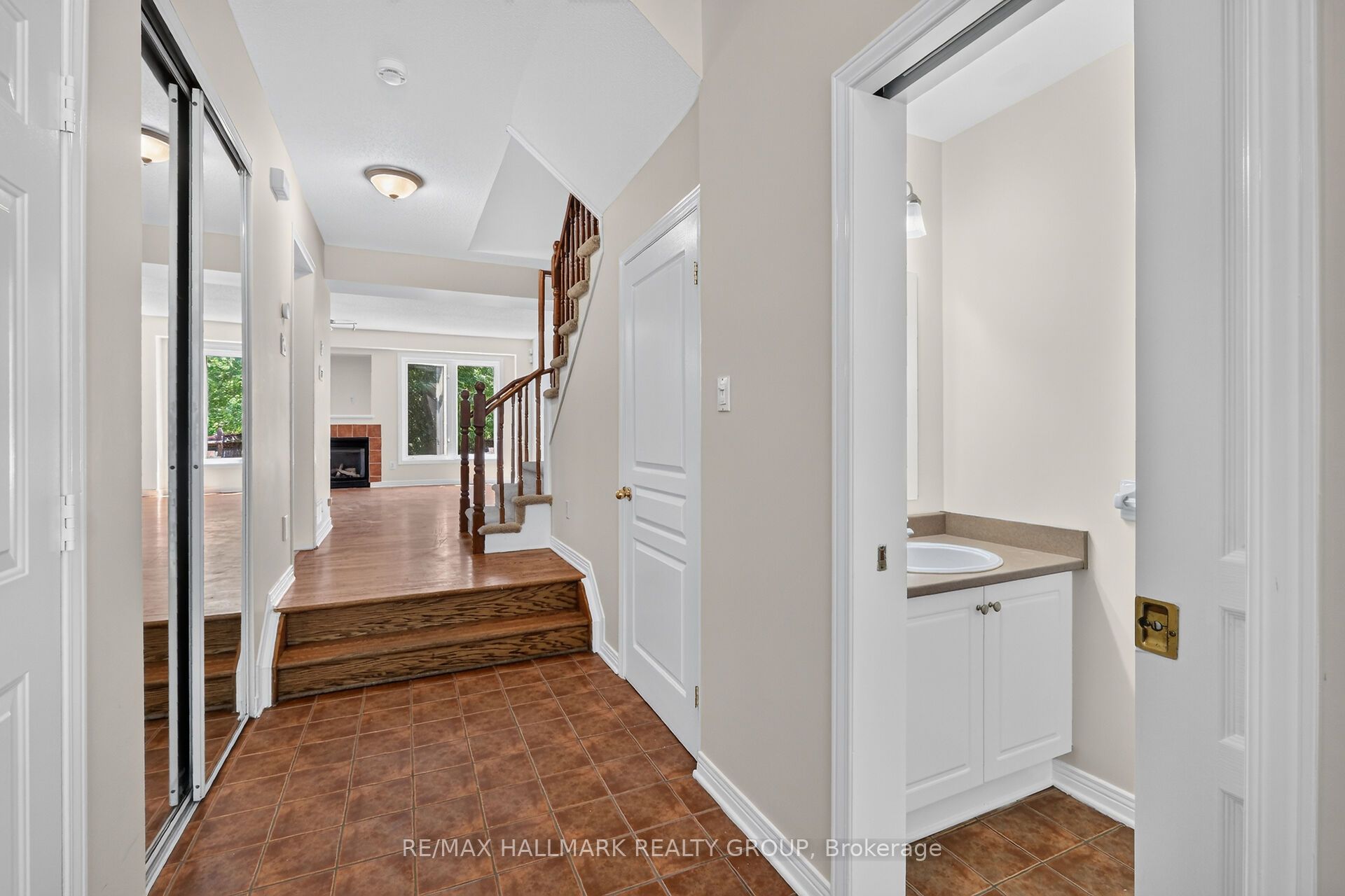 24 Gray Crescent Property Photo 7