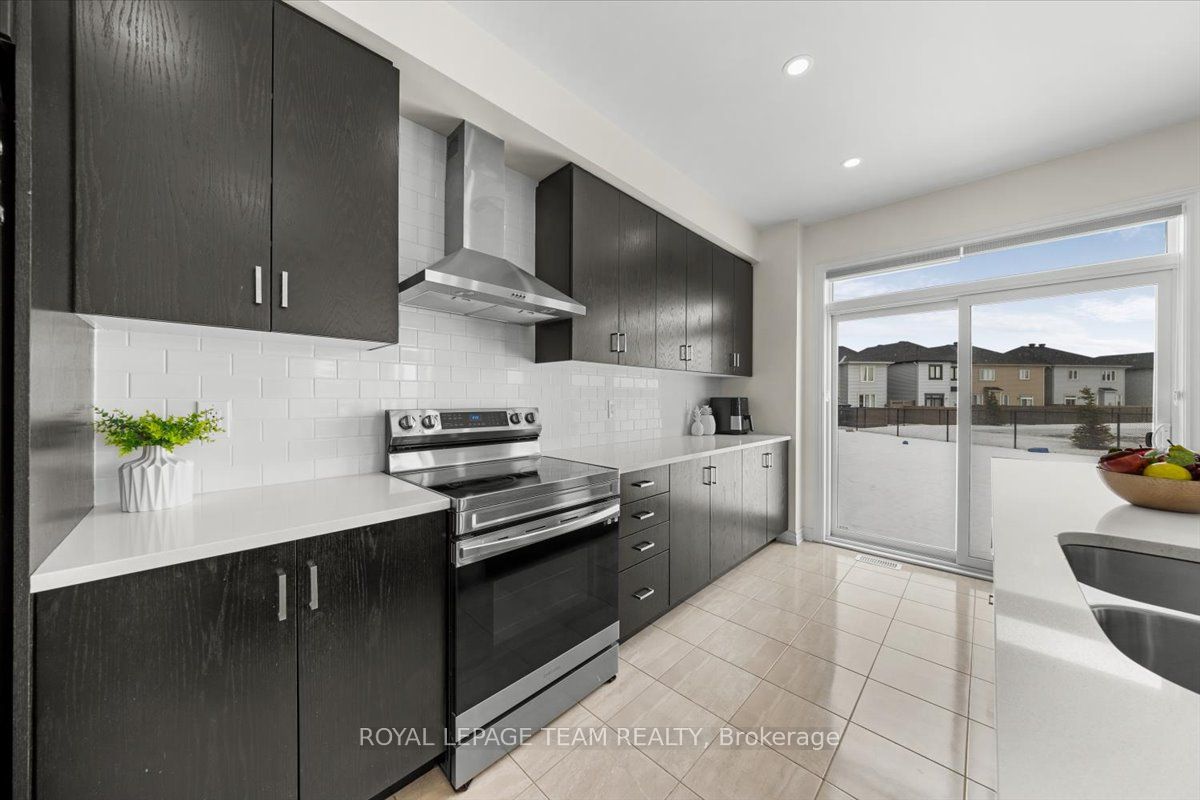 290 Turnbuckle Crescent Property Photo 12