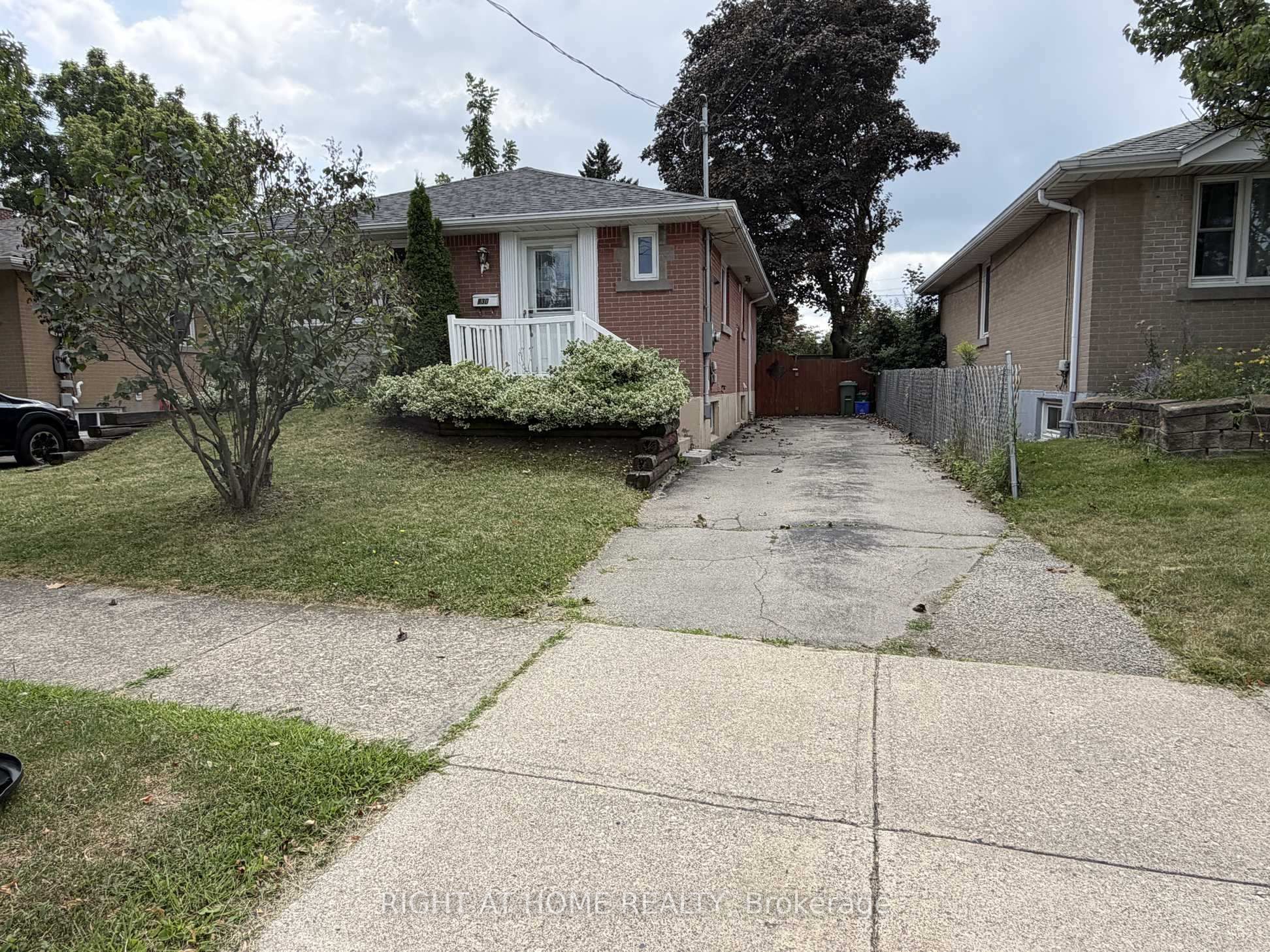 830 Brucedale Avenue E Lower Property Photo 2