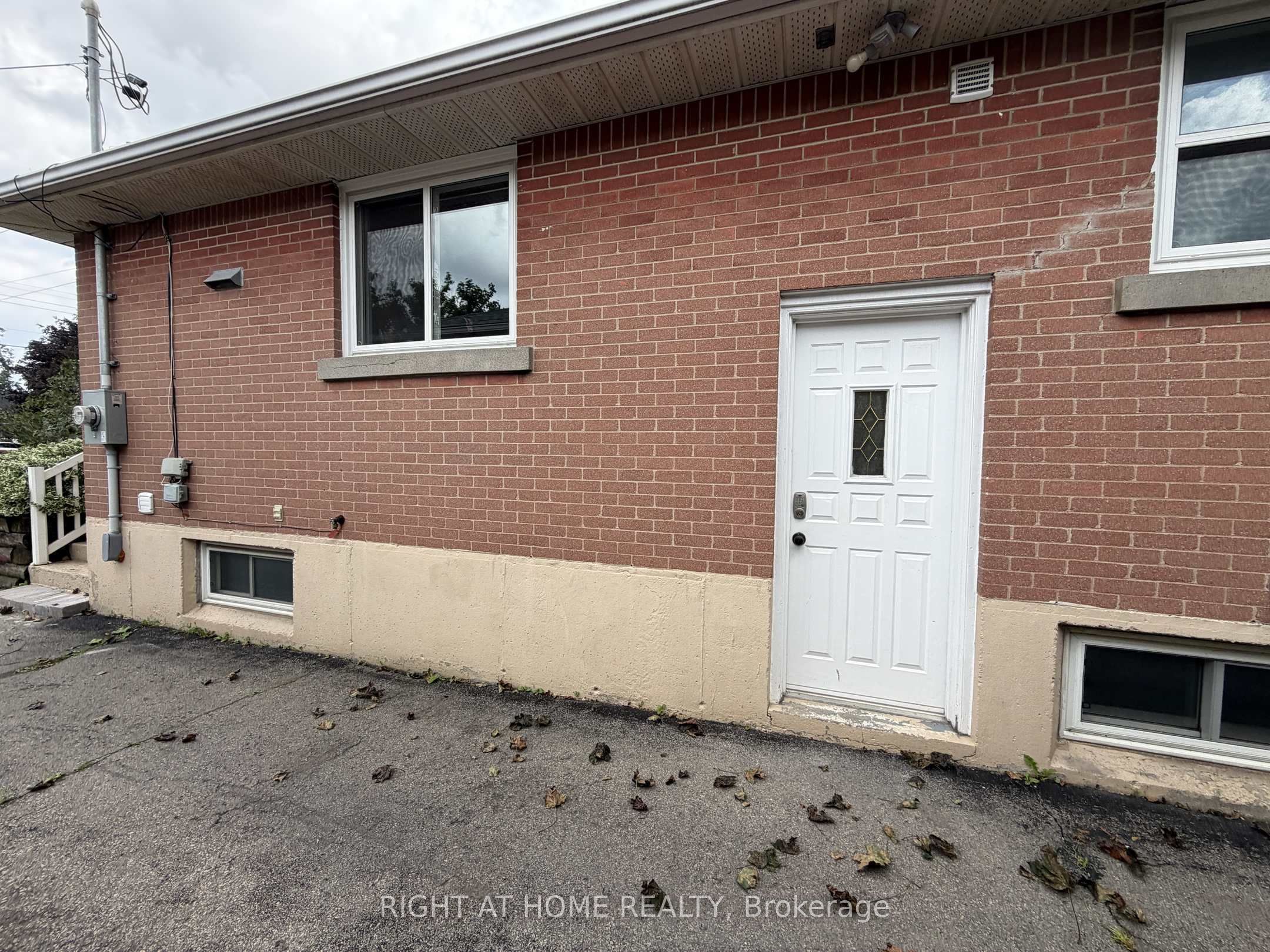 830 Brucedale Avenue E Lower Property Photo 3