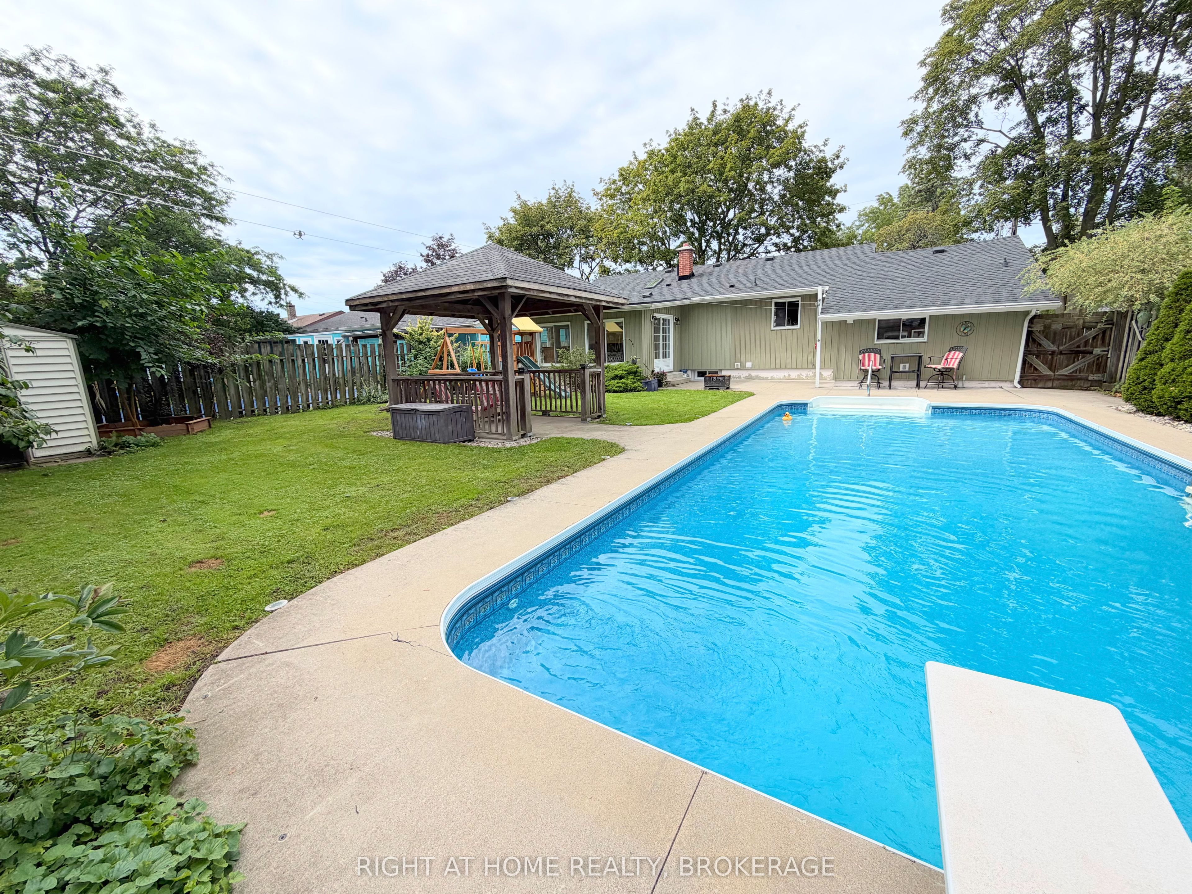 711 John Street Property Photo 2
