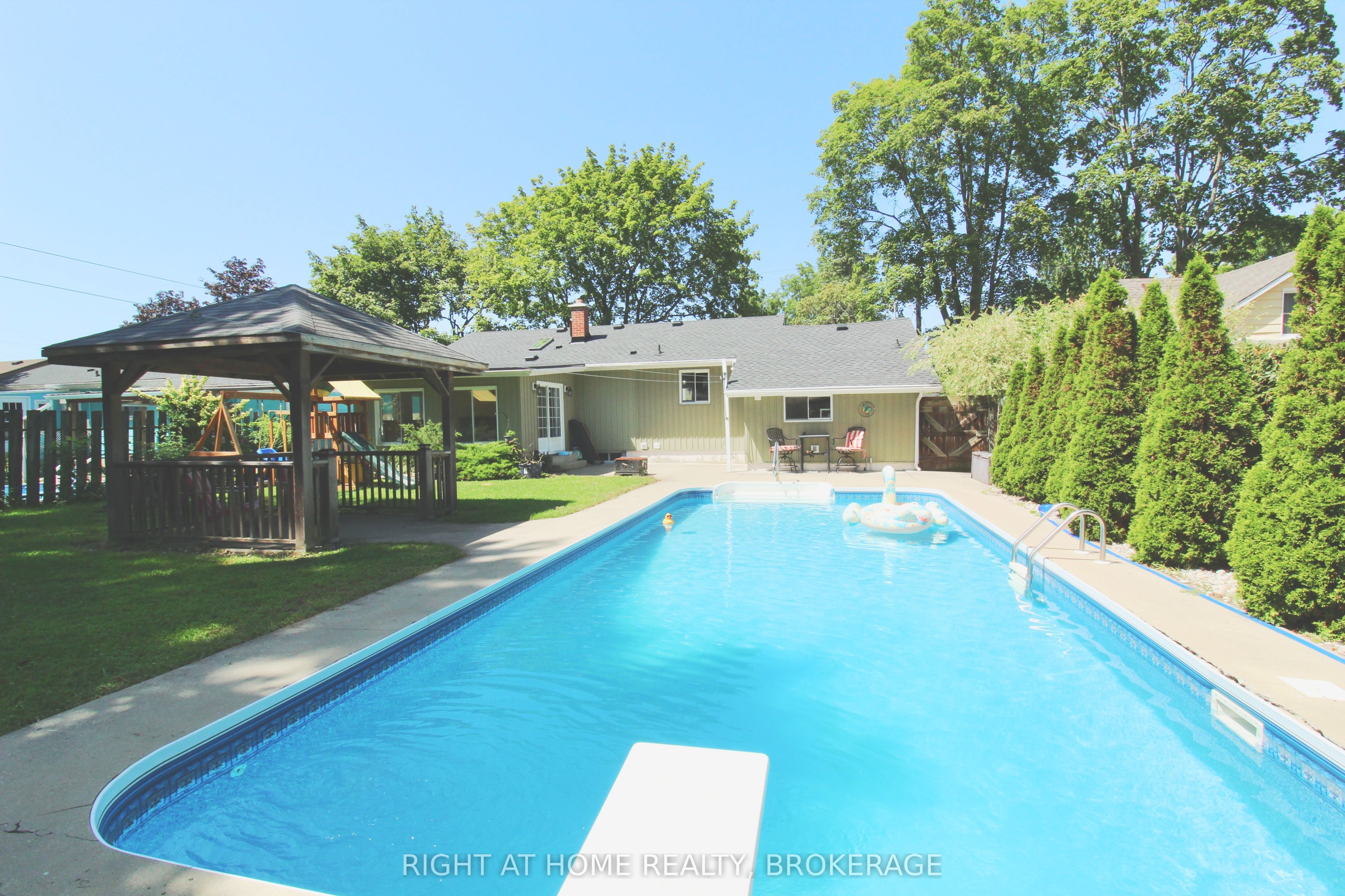 711 John Street Property Photo 4