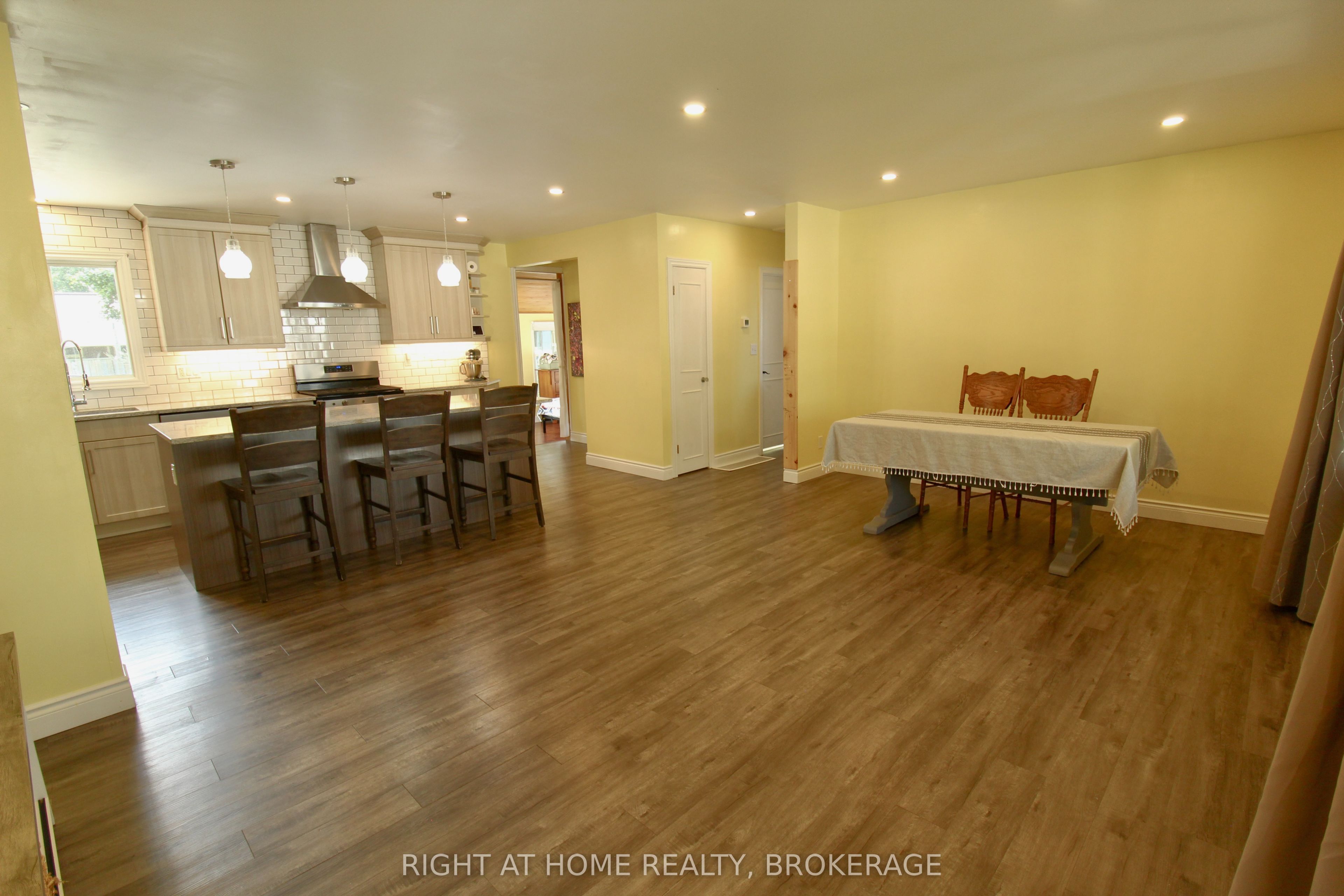 711 John Street Property Photo 5