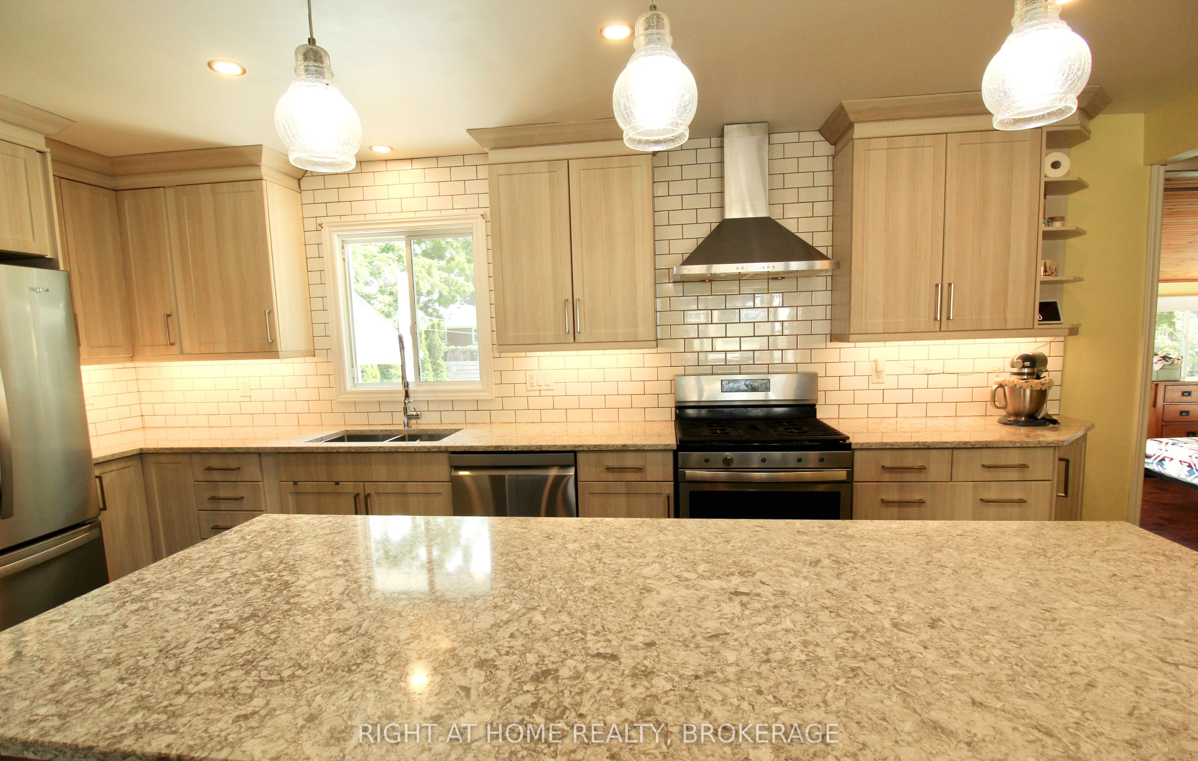 711 John Street Property Photo 6