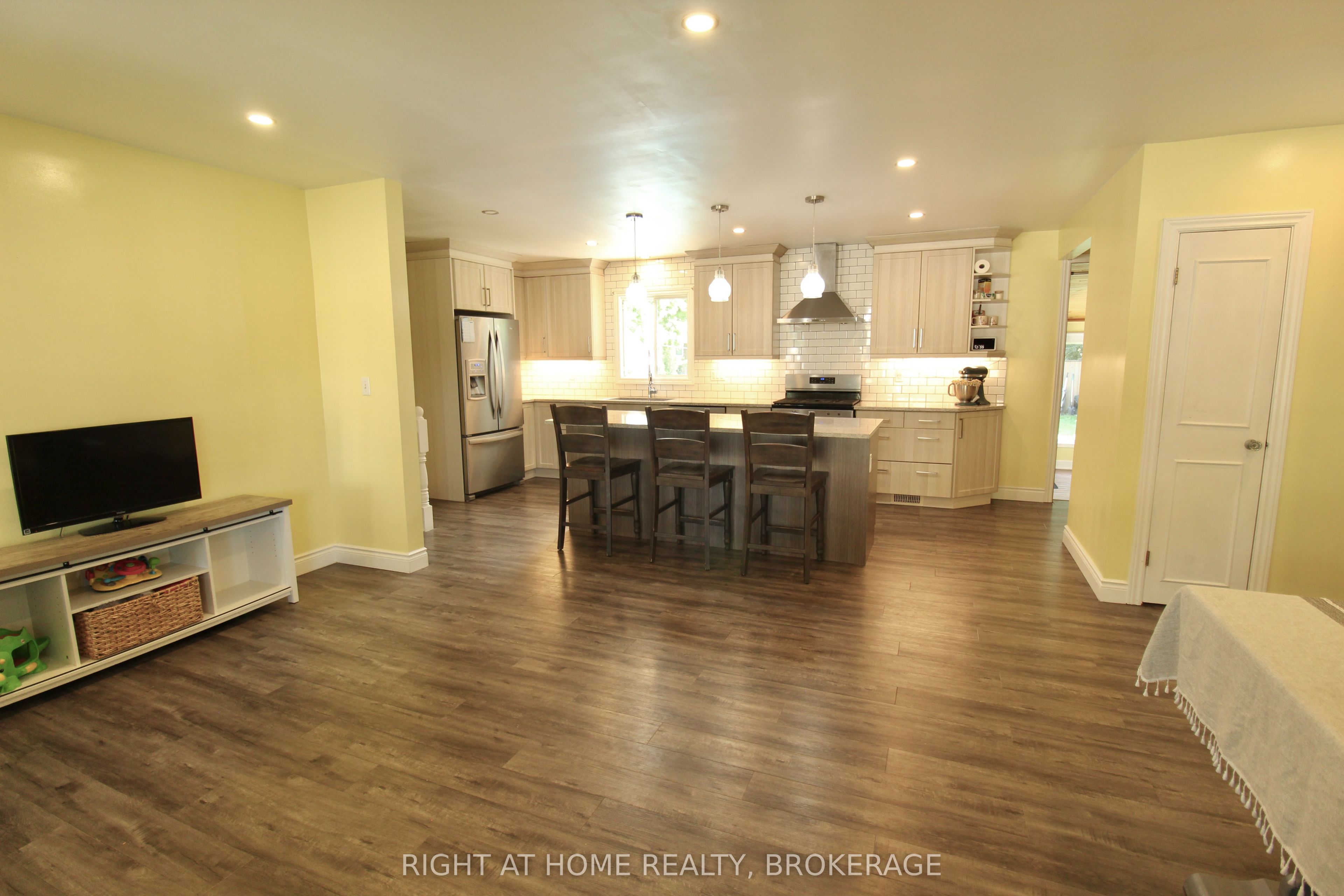 711 John Street Property Photo 7
