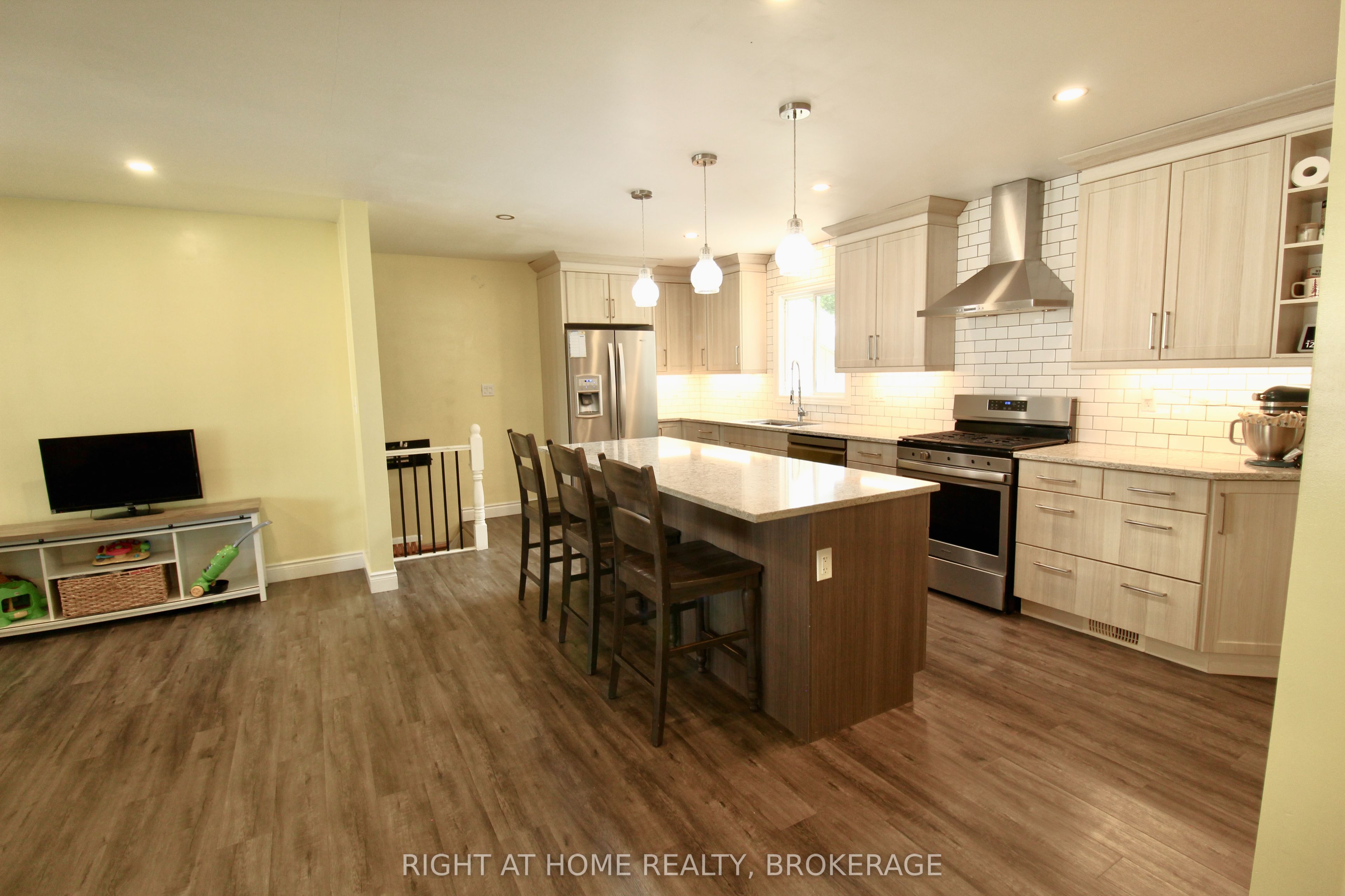 711 John Street Property Photo 8