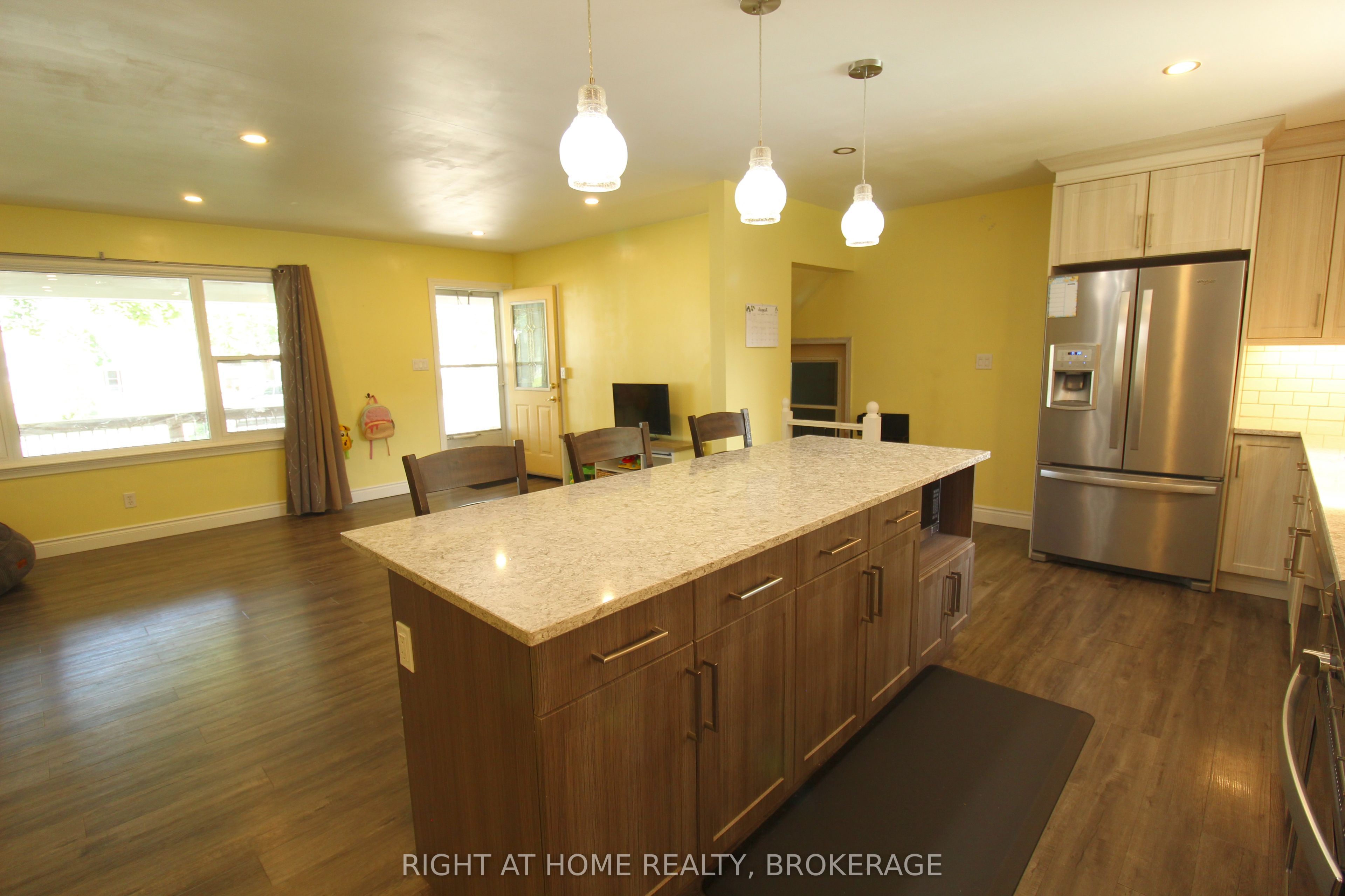 711 John Street Property Photo 9