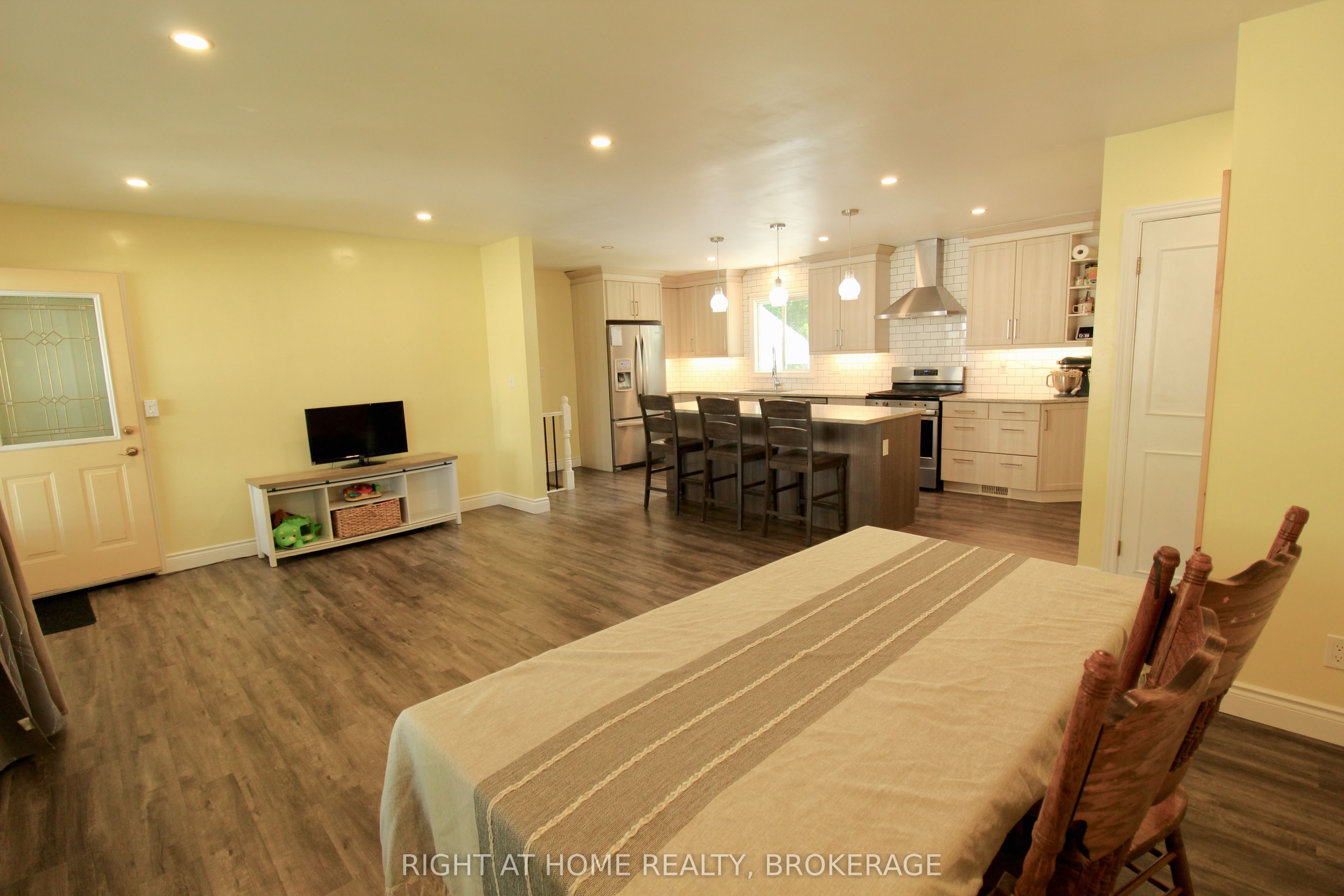 711 John Street Property Photo 10
