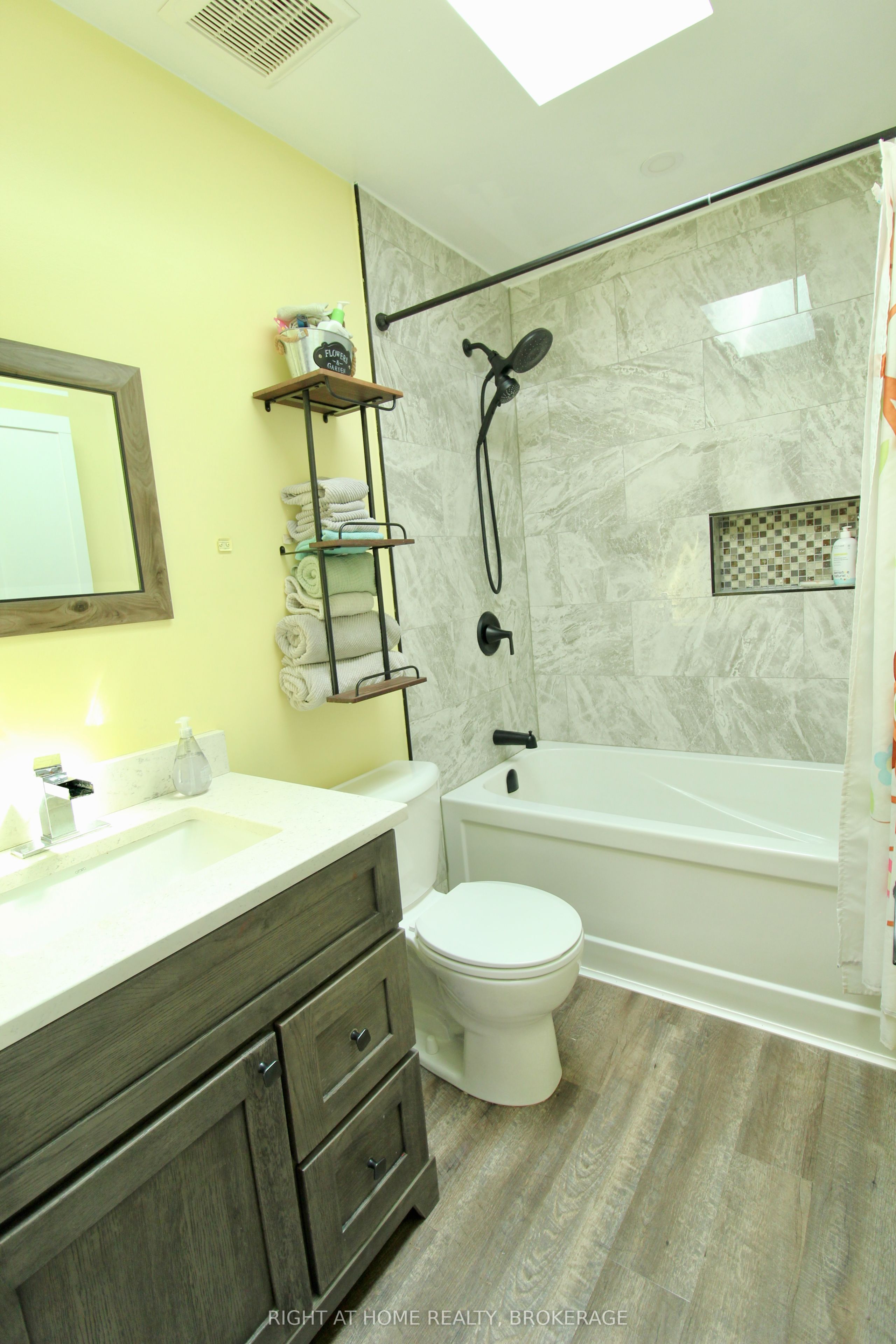 711 John Street Property Photo 11