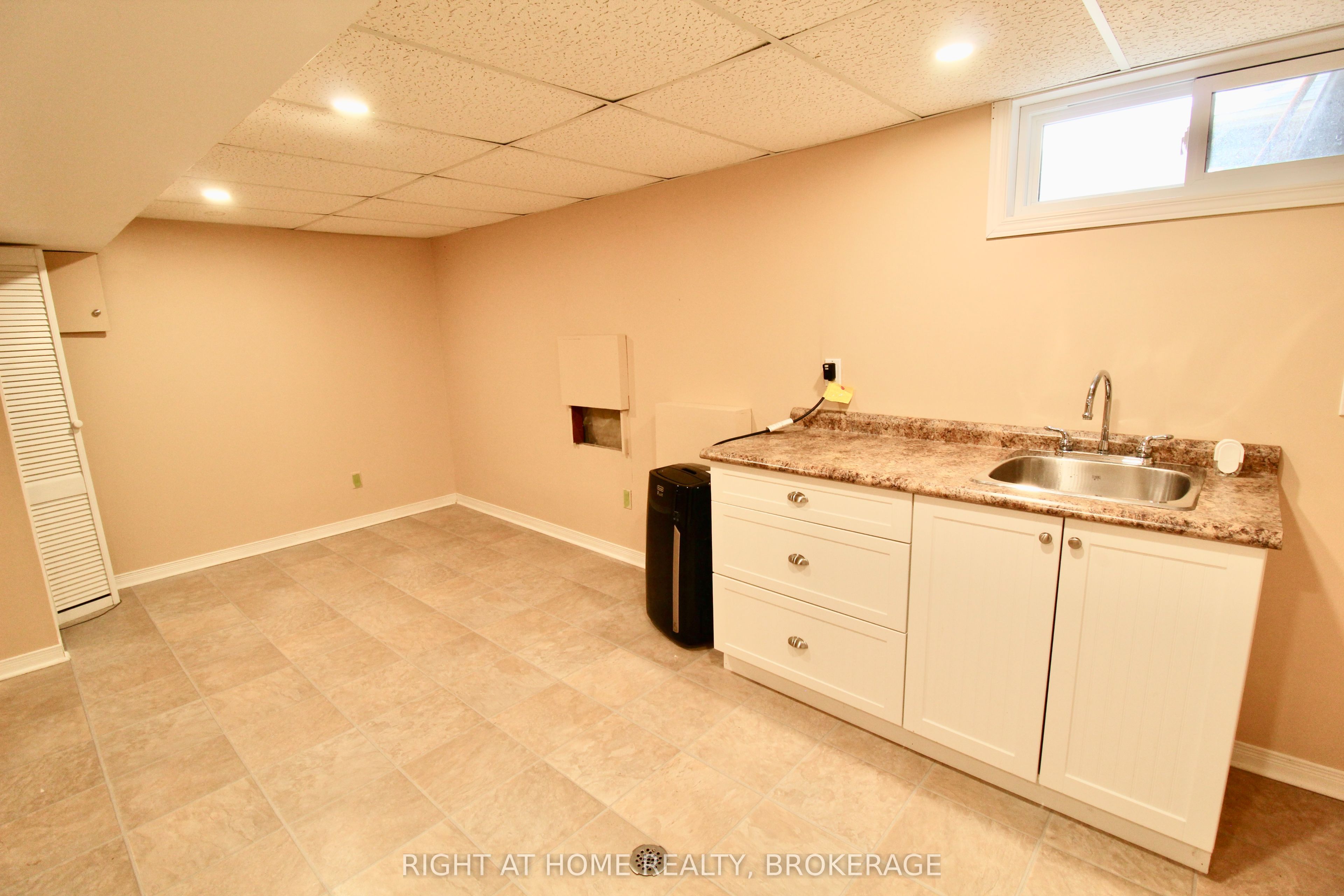 711 John Street Property Photo 23