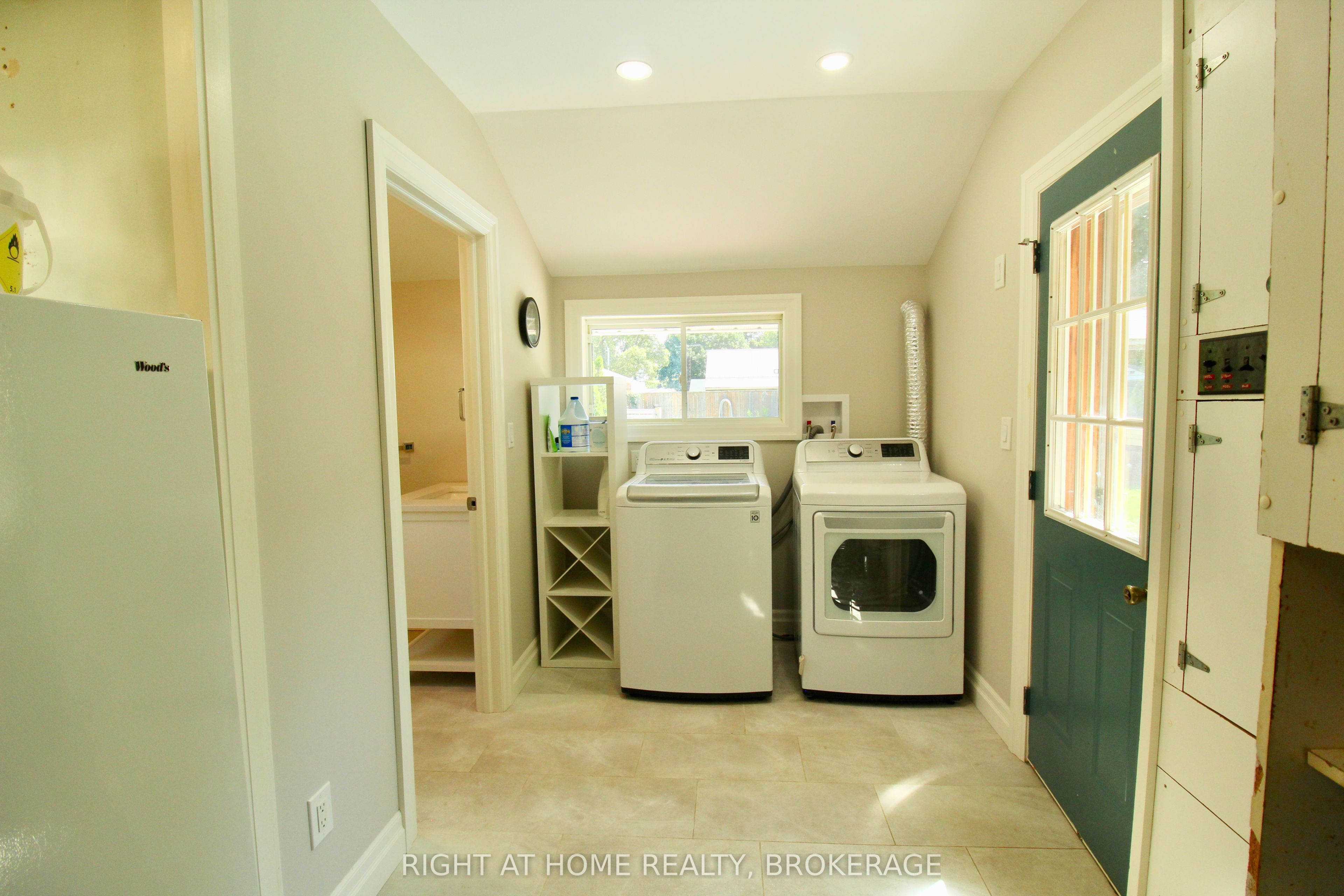 711 John Street Property Photo 26