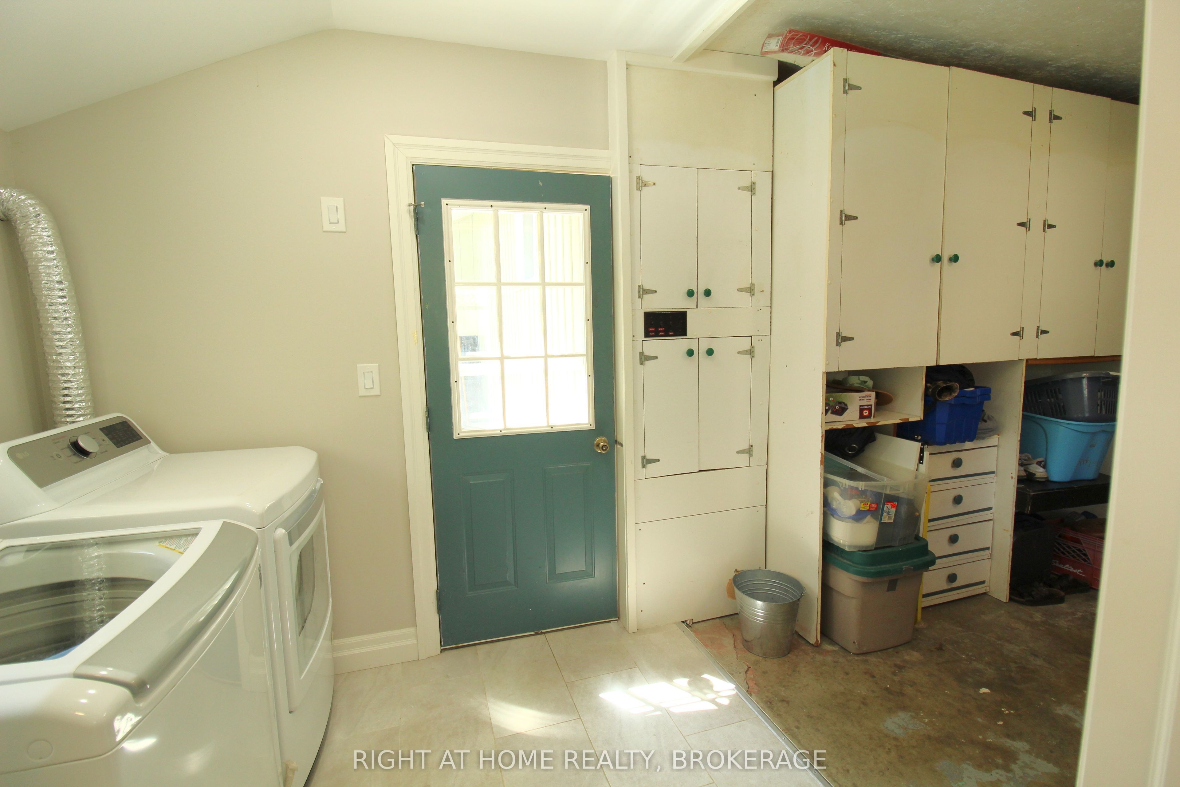 711 John Street Property Photo 28