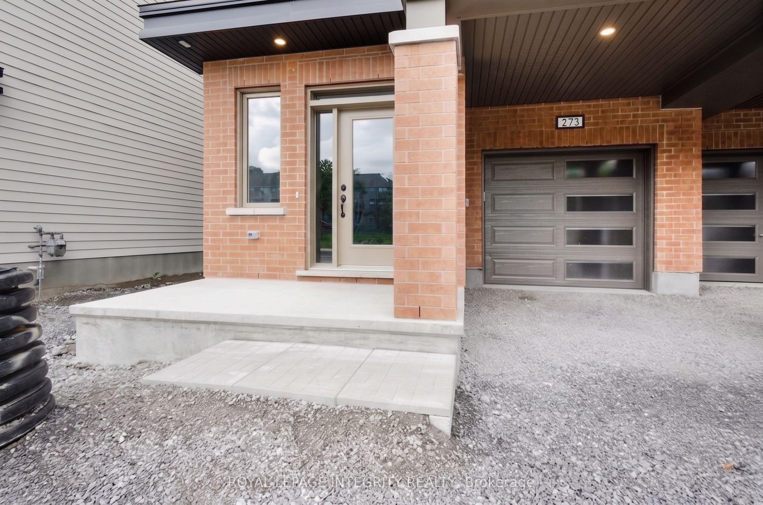 273 Squadron Crescent Property Photo 2
