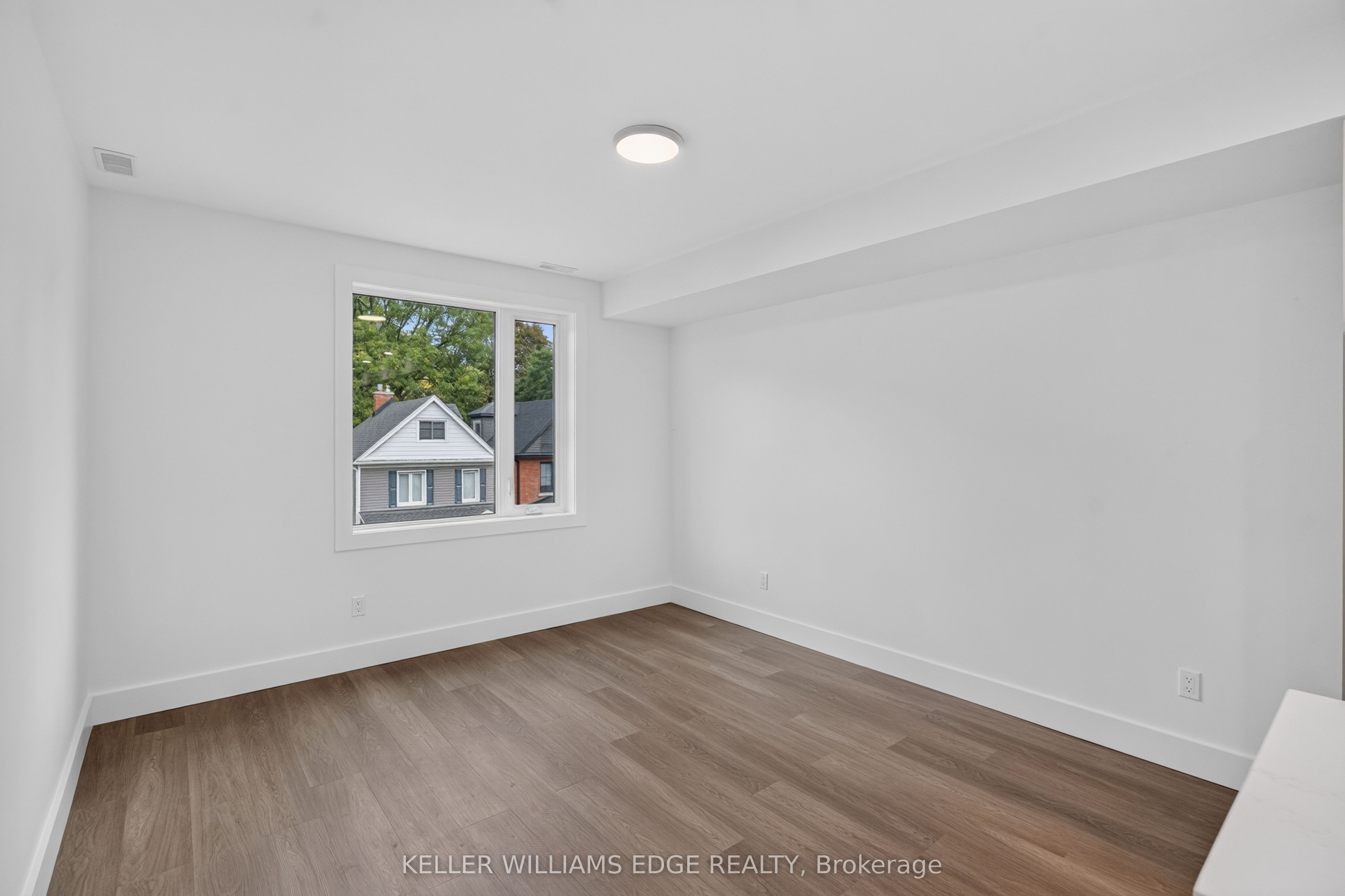 332 King Street W 3 Property Photo 16