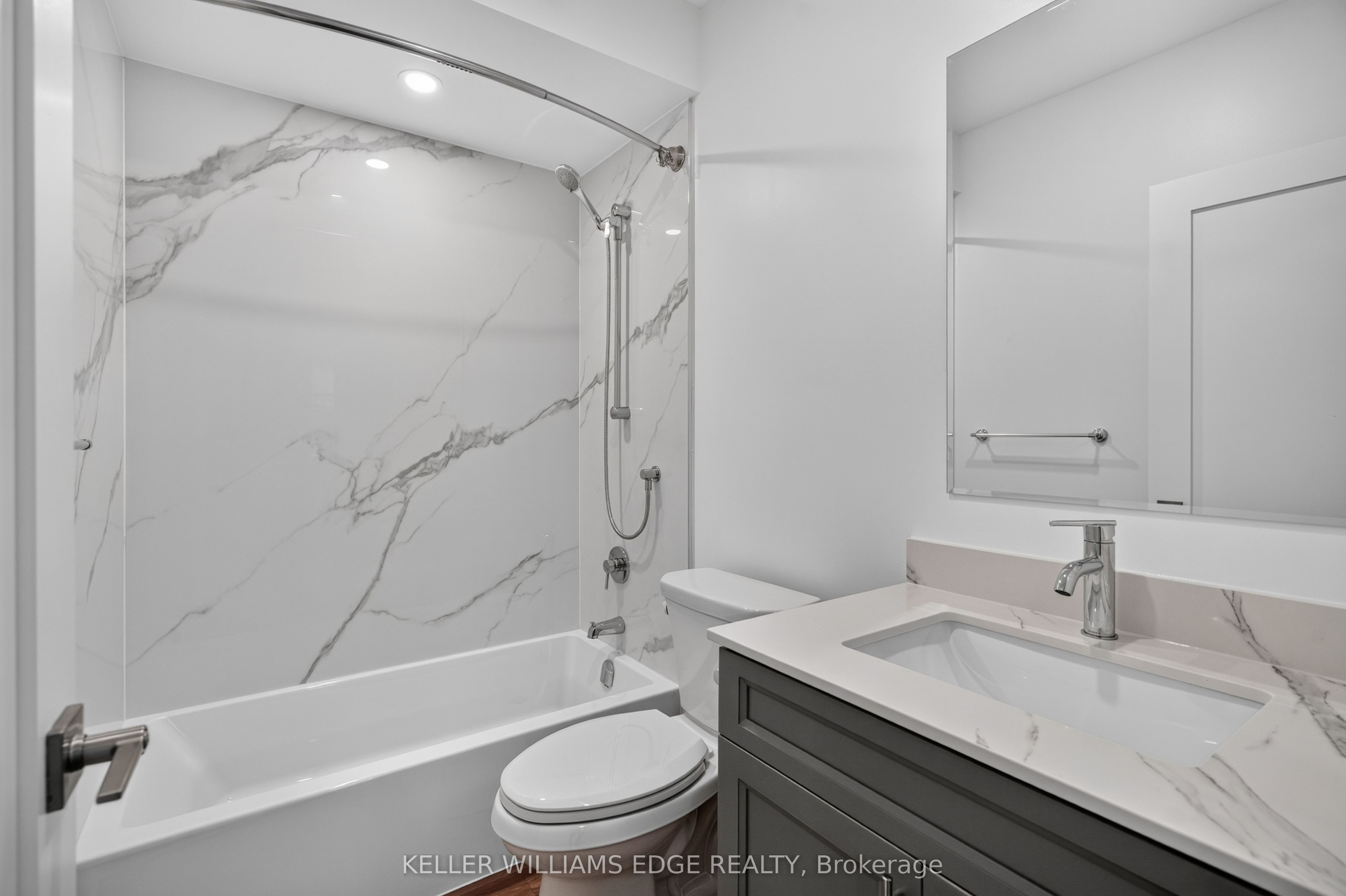 332 King Street W 3 Property Photo 22