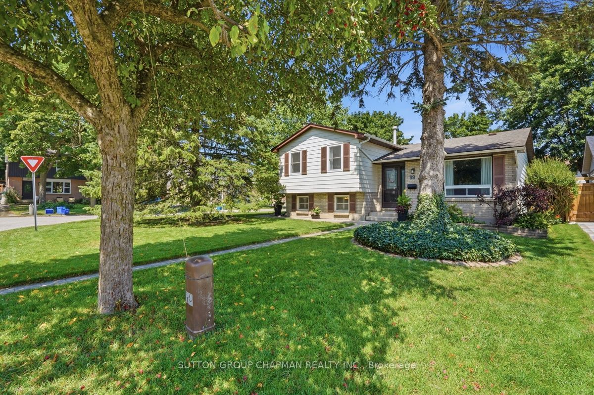99 Inverary Crescent Property Photo 2