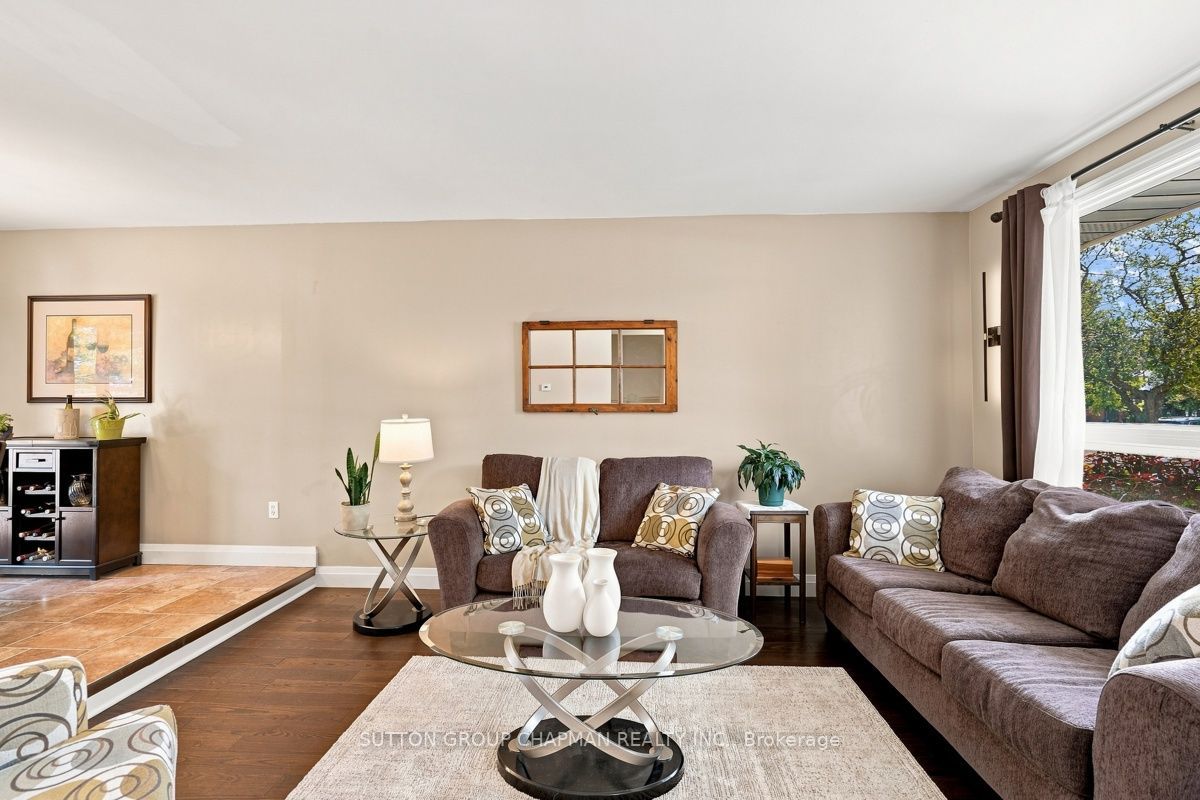 99 Inverary Crescent Property Photo 6