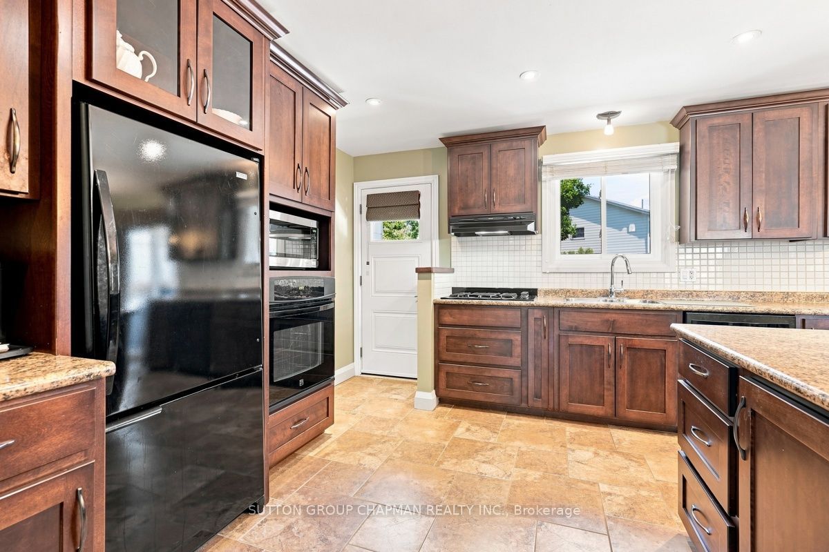99 Inverary Crescent Property Photo 8