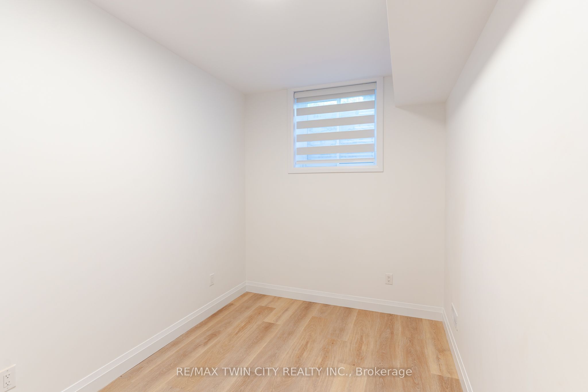 825 Stirling Avenue S 4 Property Photo 8