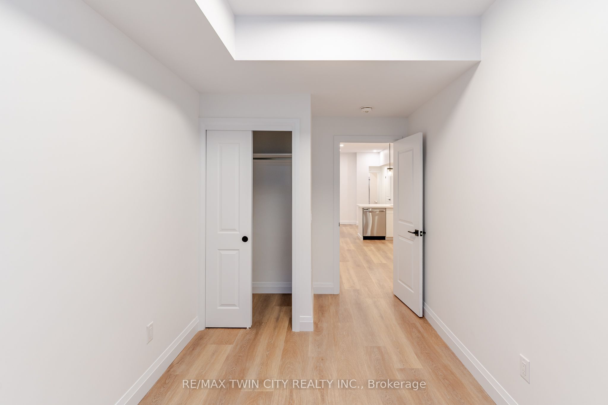 825 Stirling Avenue S 4 Property Photo 10