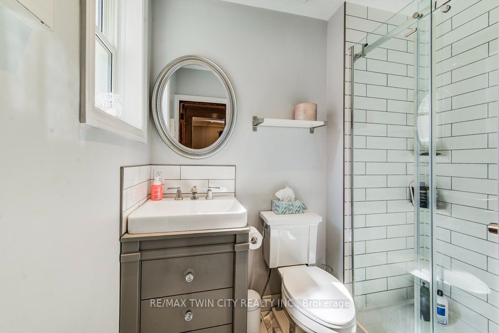 12 Queen Mary Street Property Photo 17