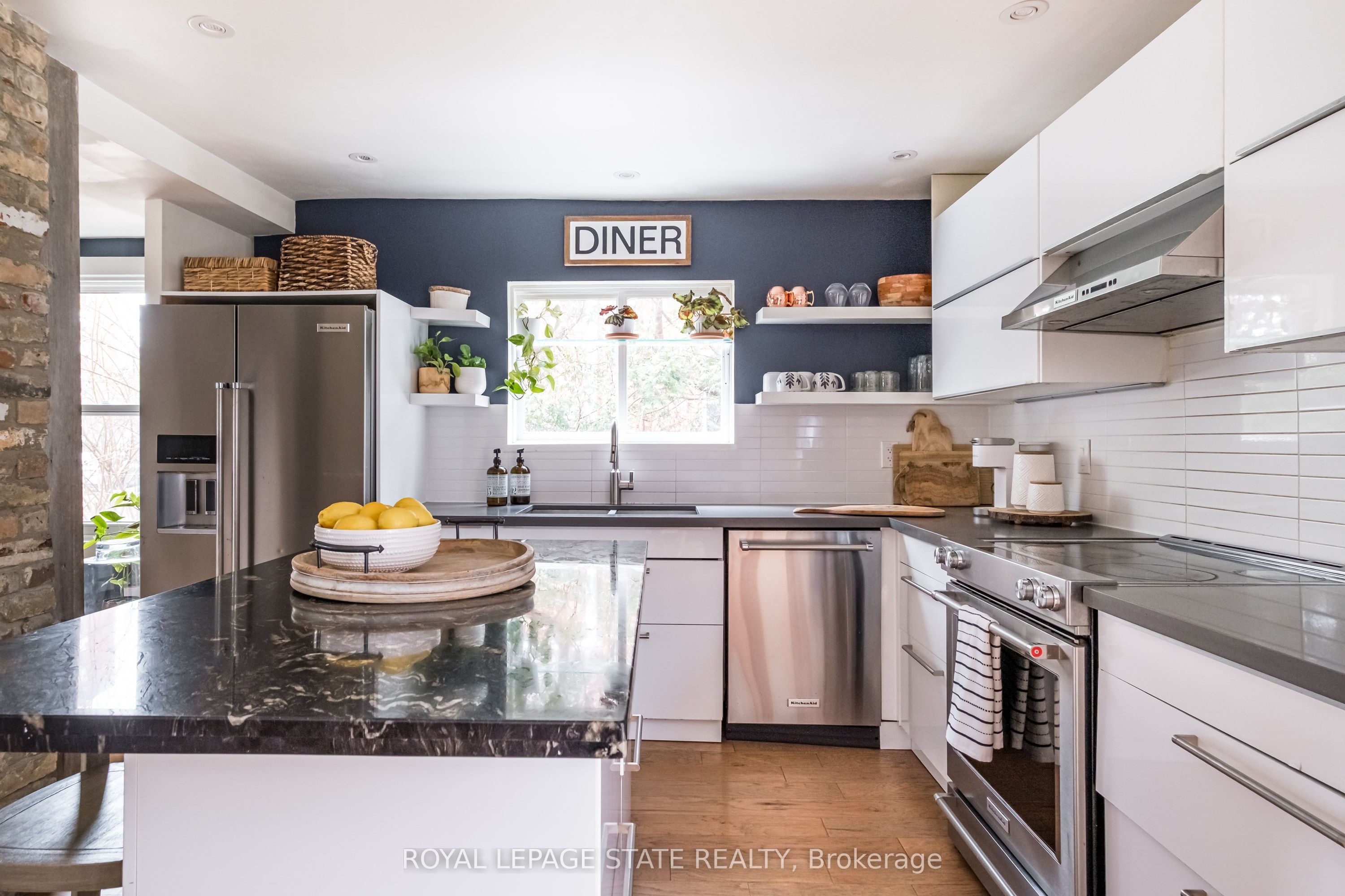 39 Park Street E Property Photo 14