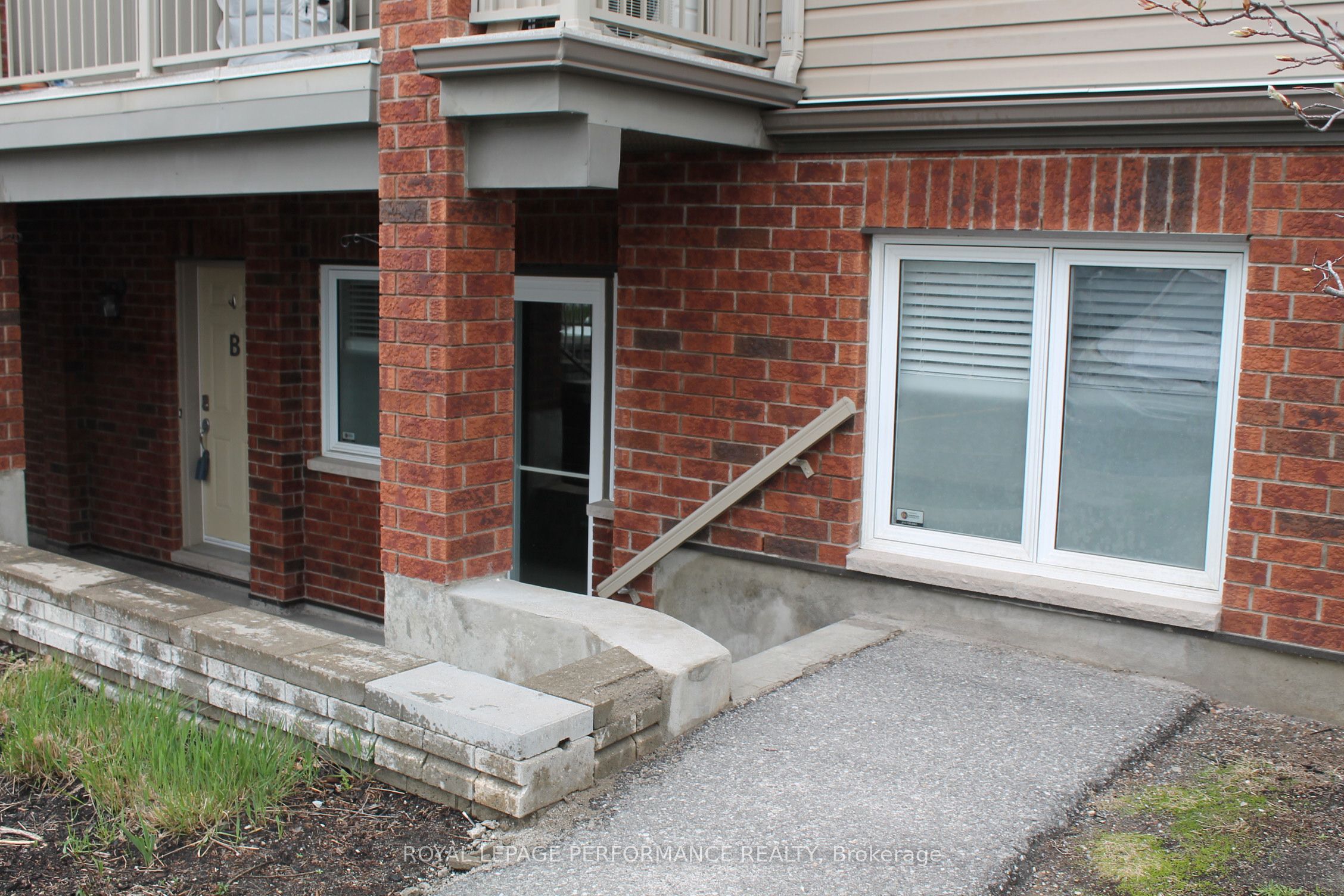 135 Harthill Way B Property Photo 3